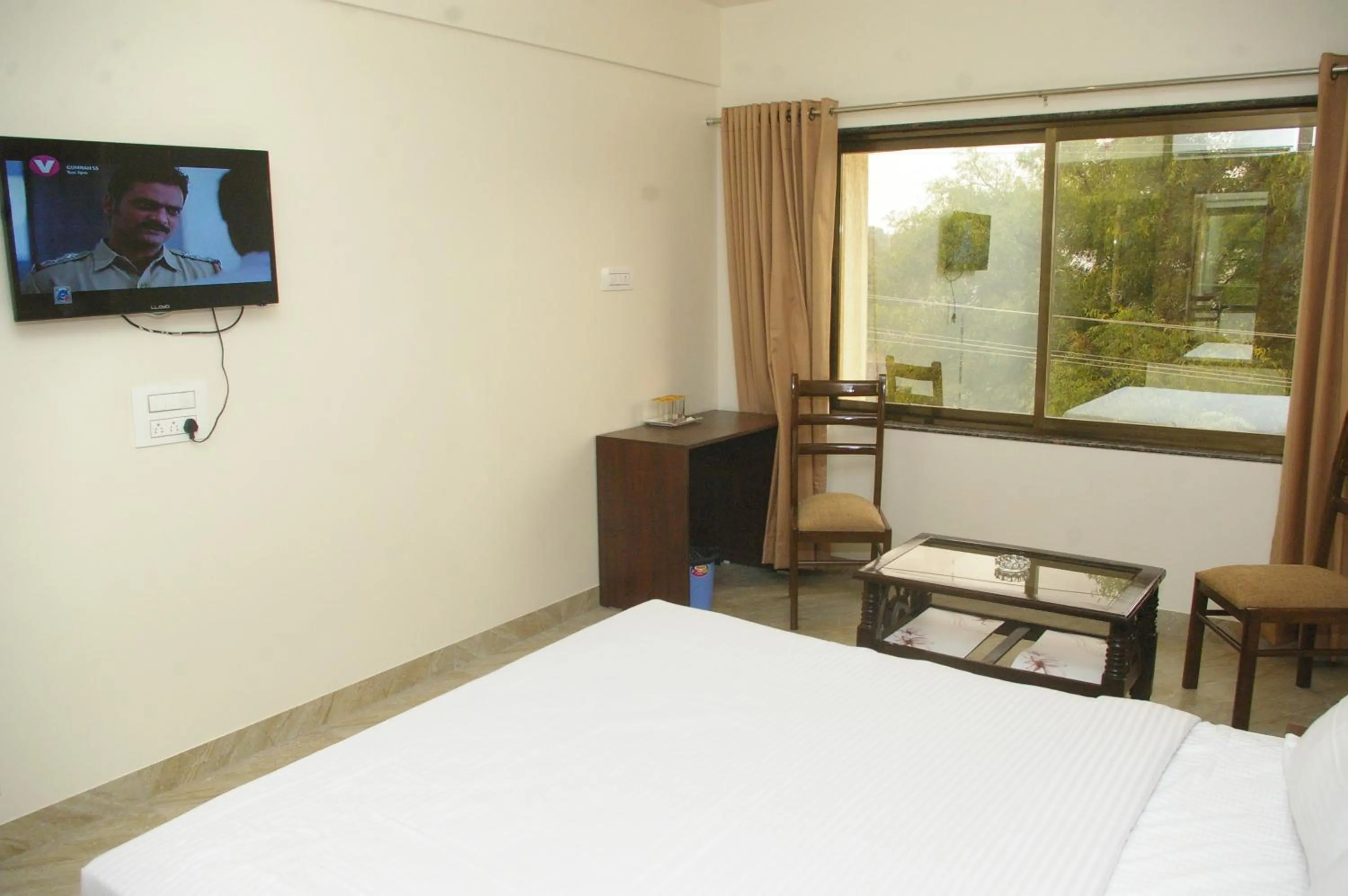 TV and multimedia, Bed in Hotel Gulmohar Pride