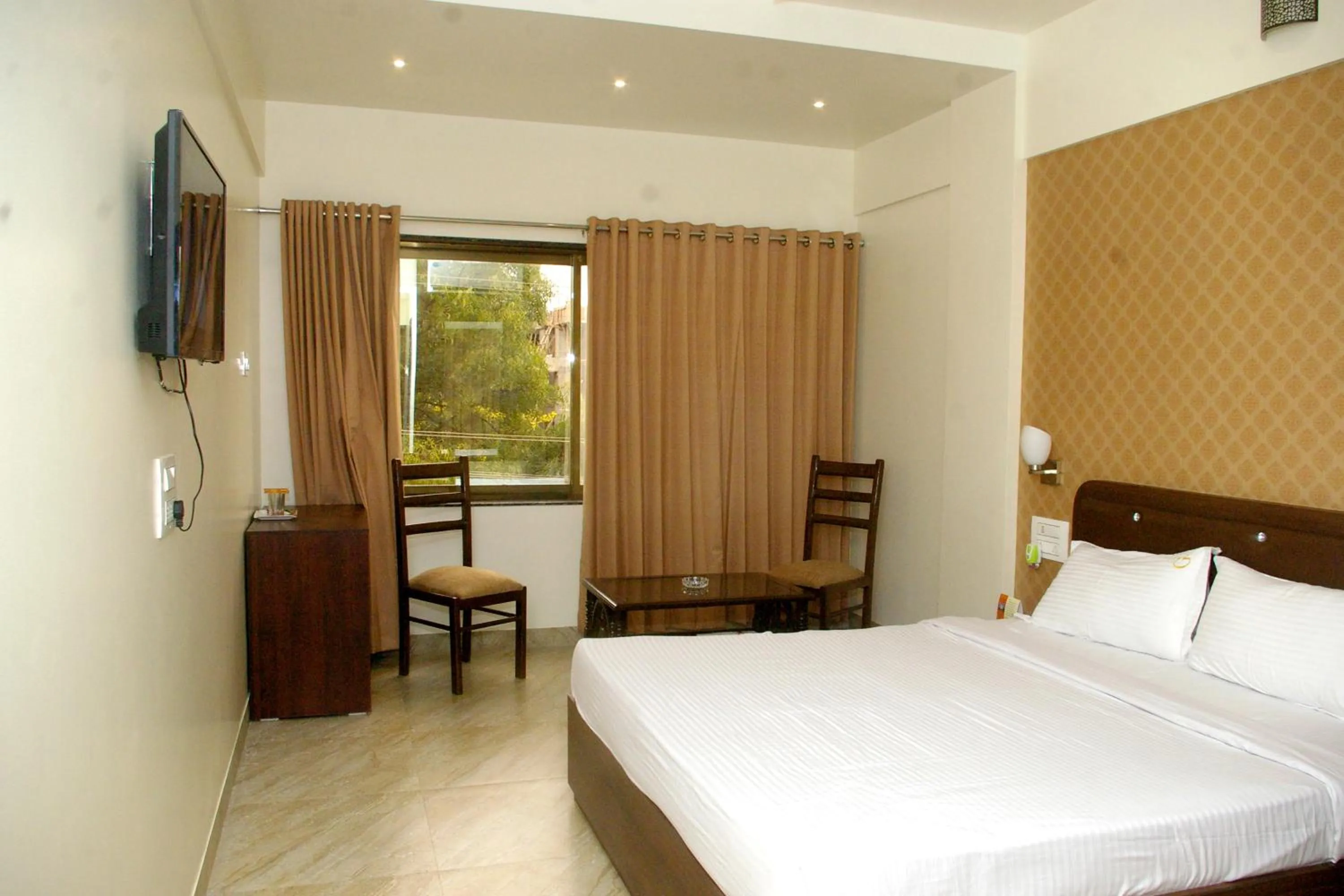 Bed in Hotel Gulmohar Pride