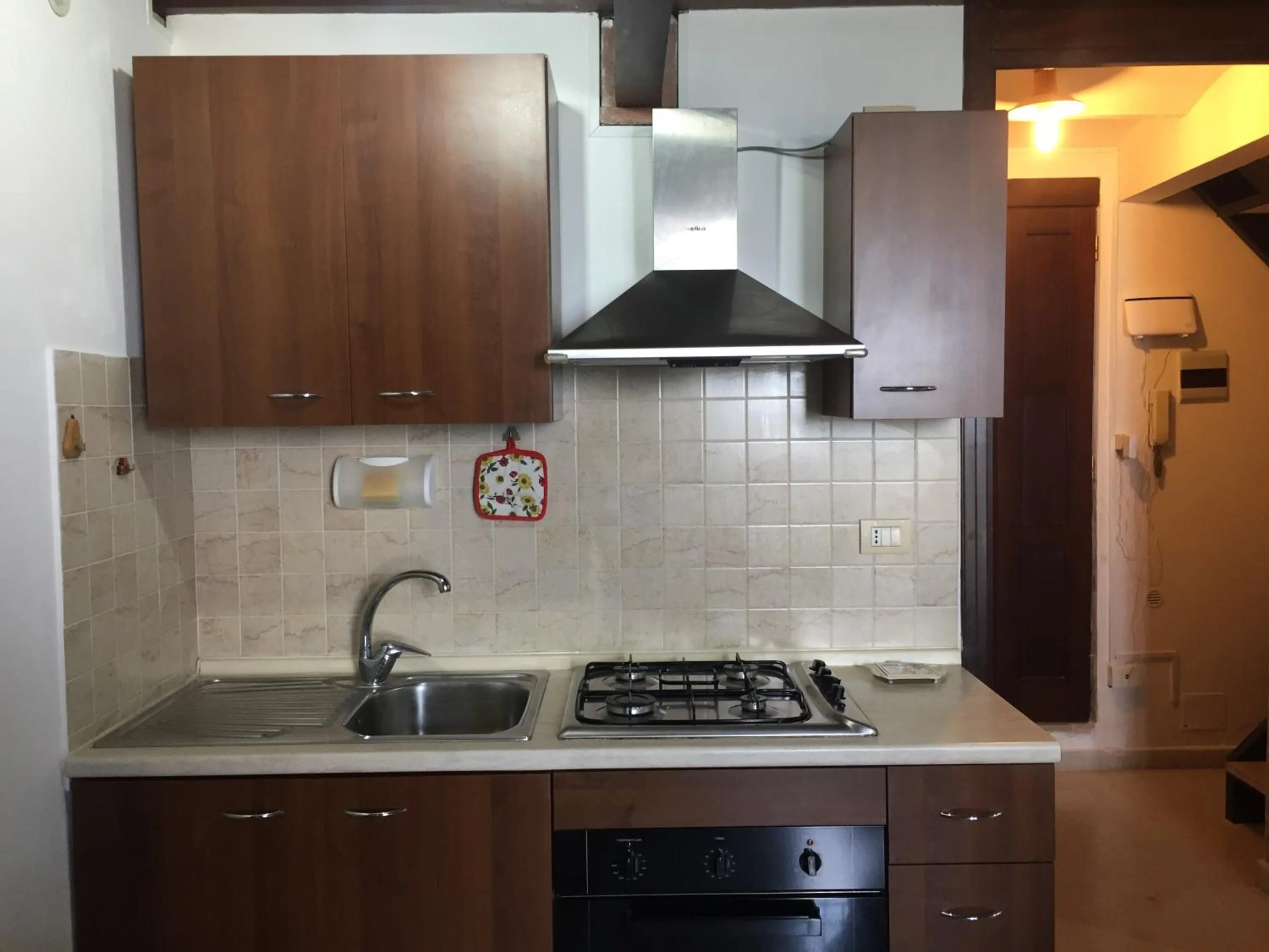 Kitchen or kitchenette in Tolomei House Holidays Sea View