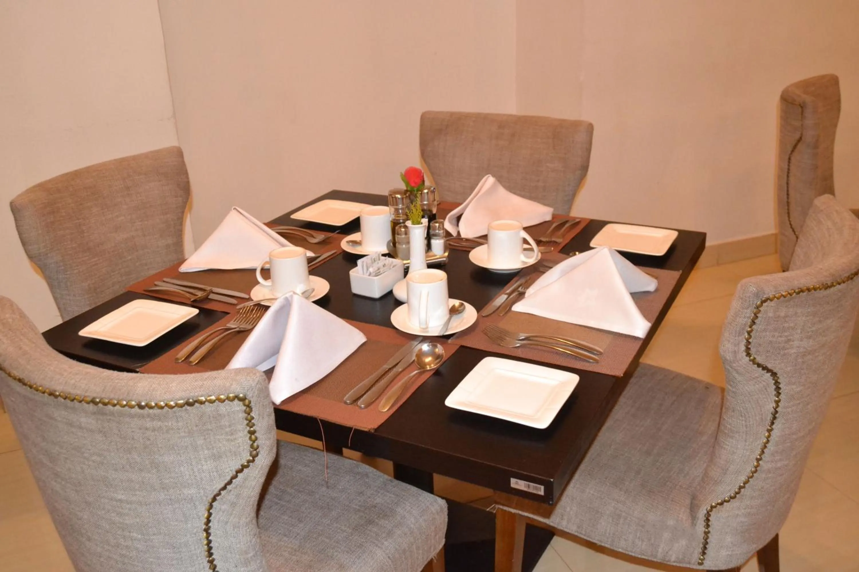 Restaurant/places to eat in The White Rhino Hotel