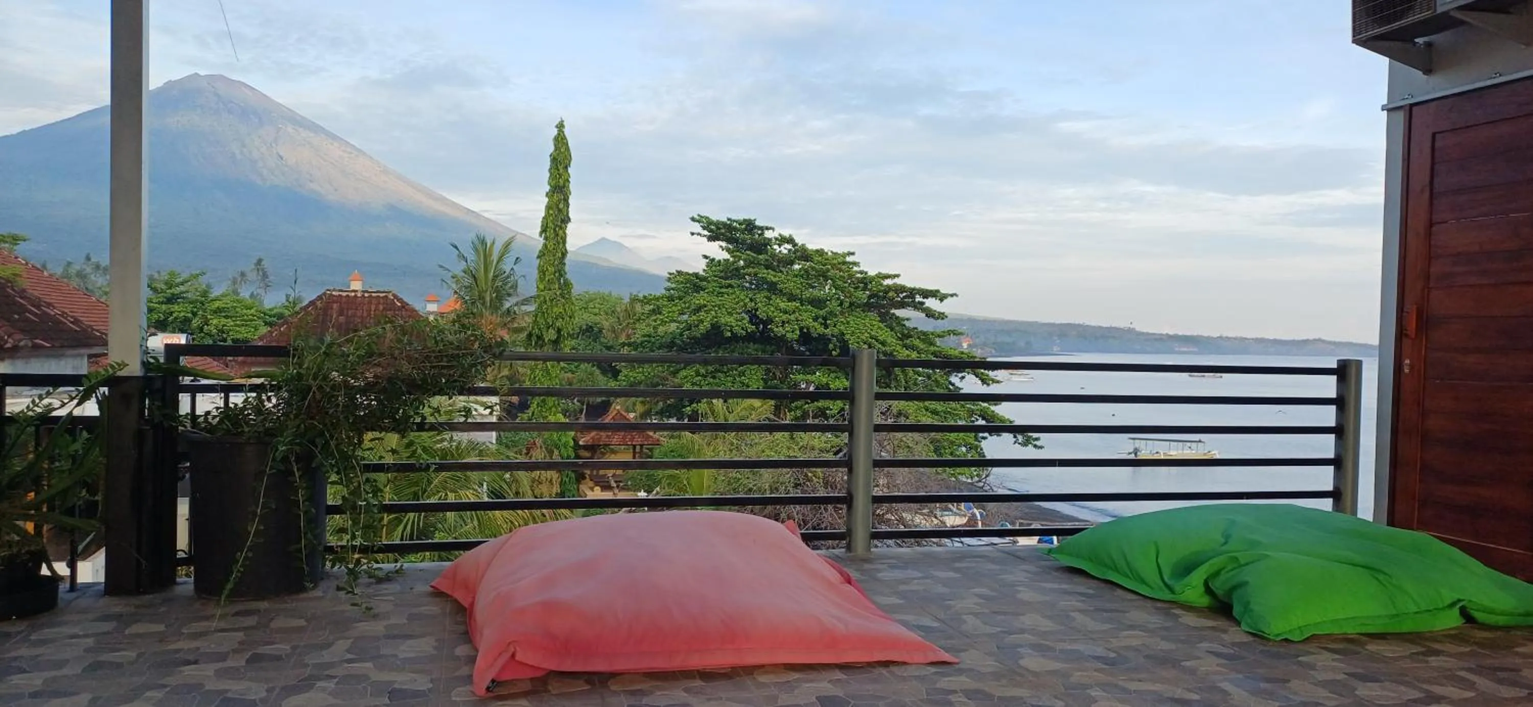 Amed Sari Beach Guesthouse