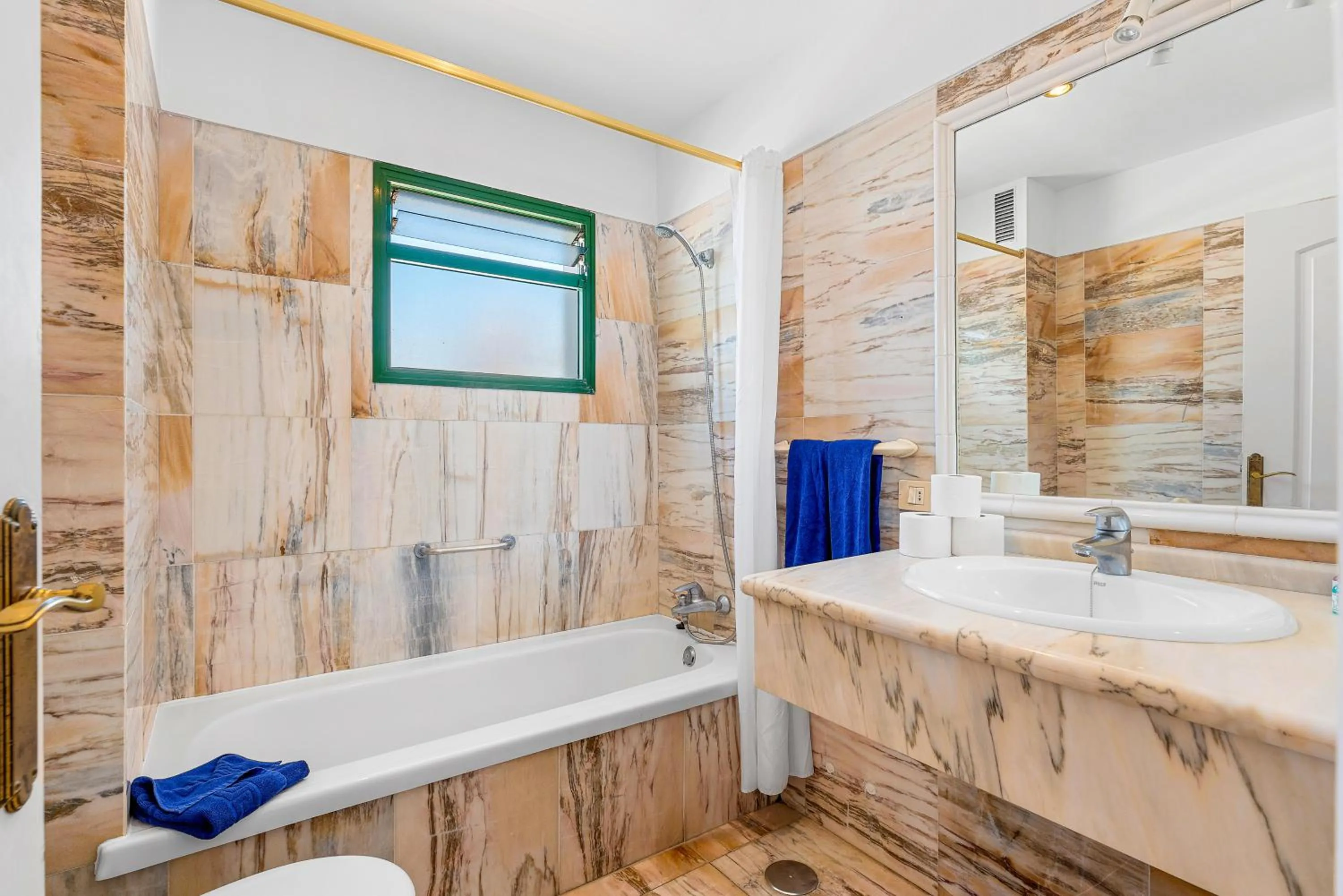 Bathroom in Club Tarahal