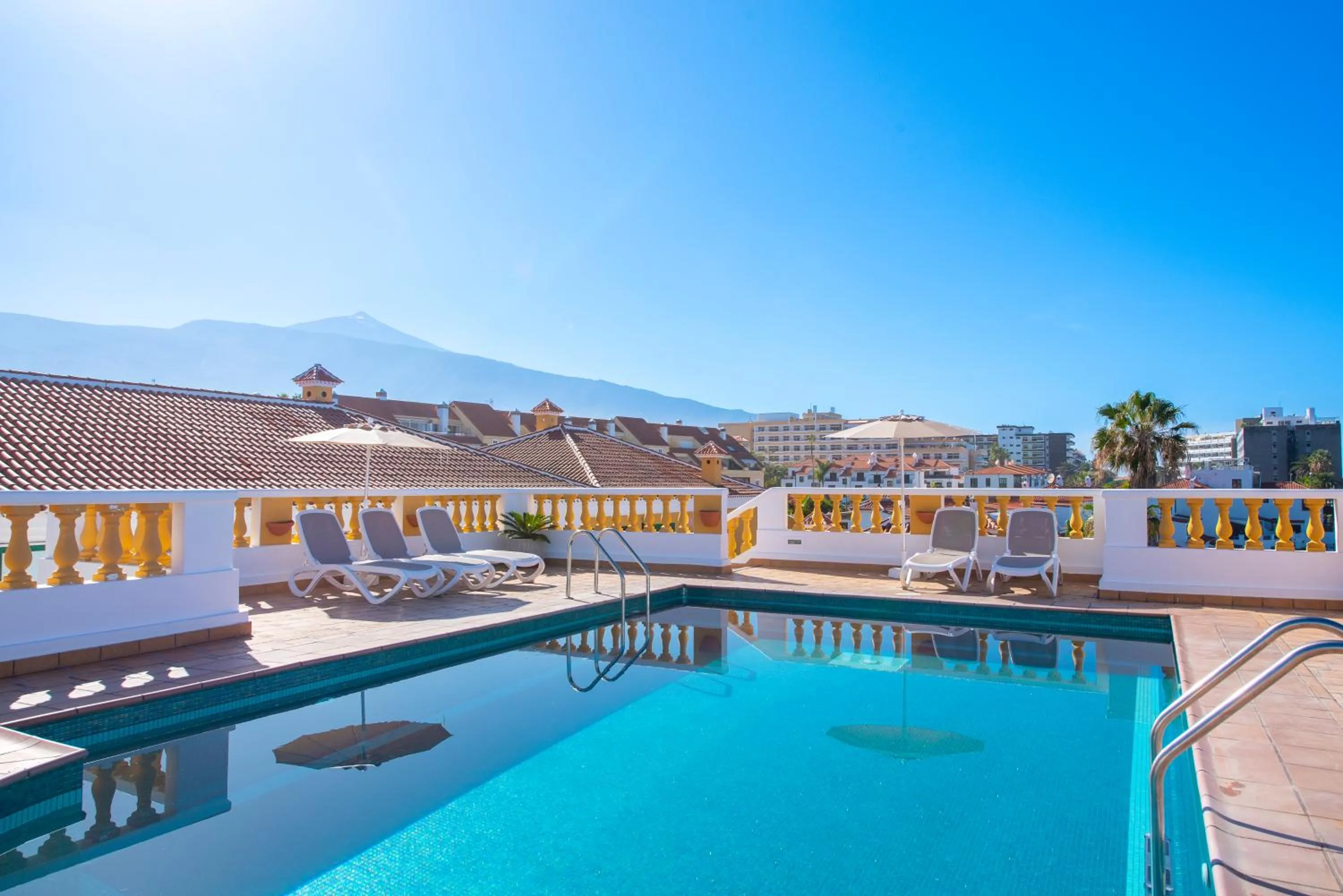 Swimming pool in Club Tarahal