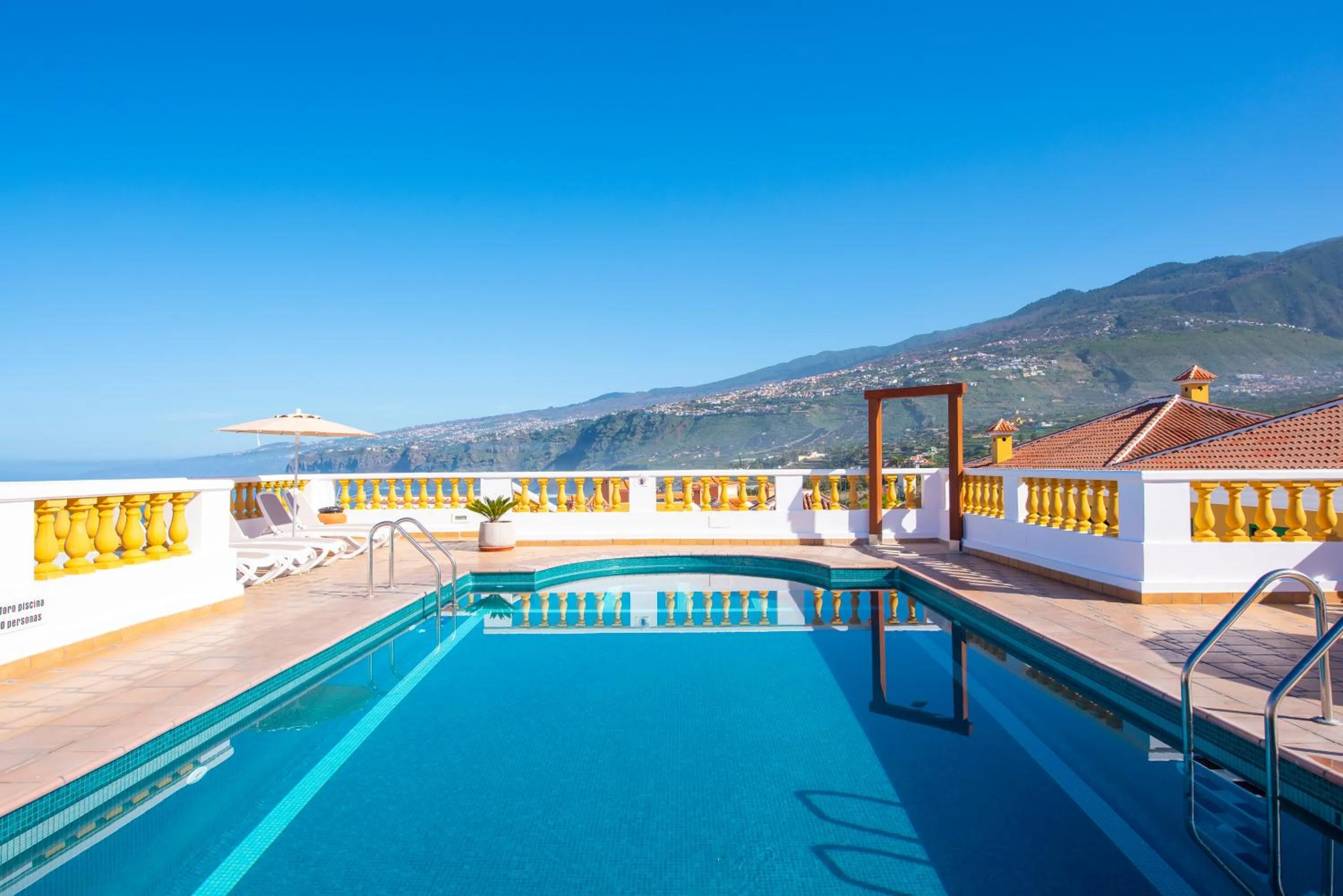 Swimming pool in Club Tarahal