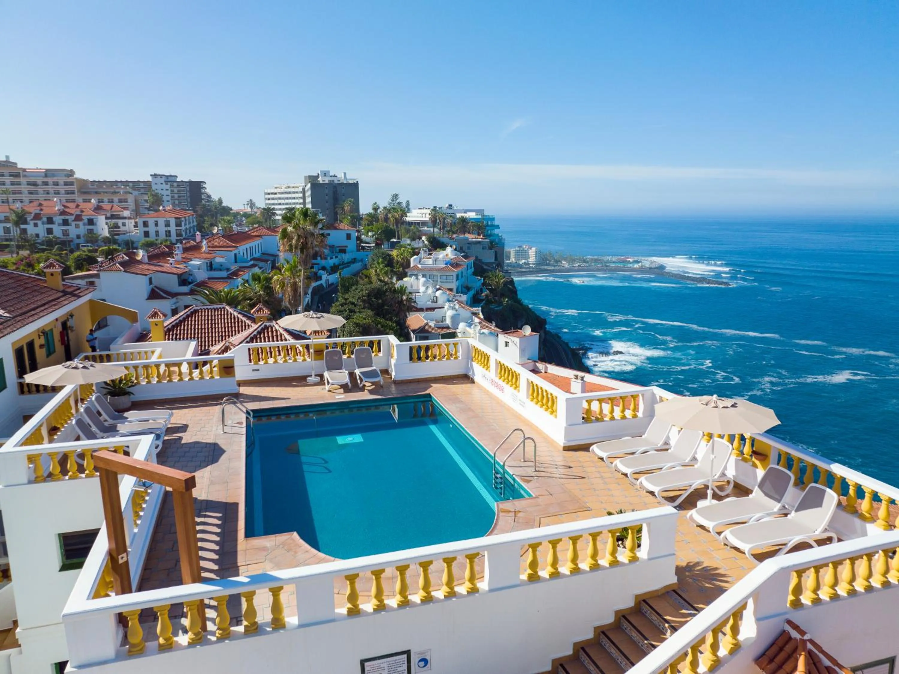 Swimming pool in Club Tarahal