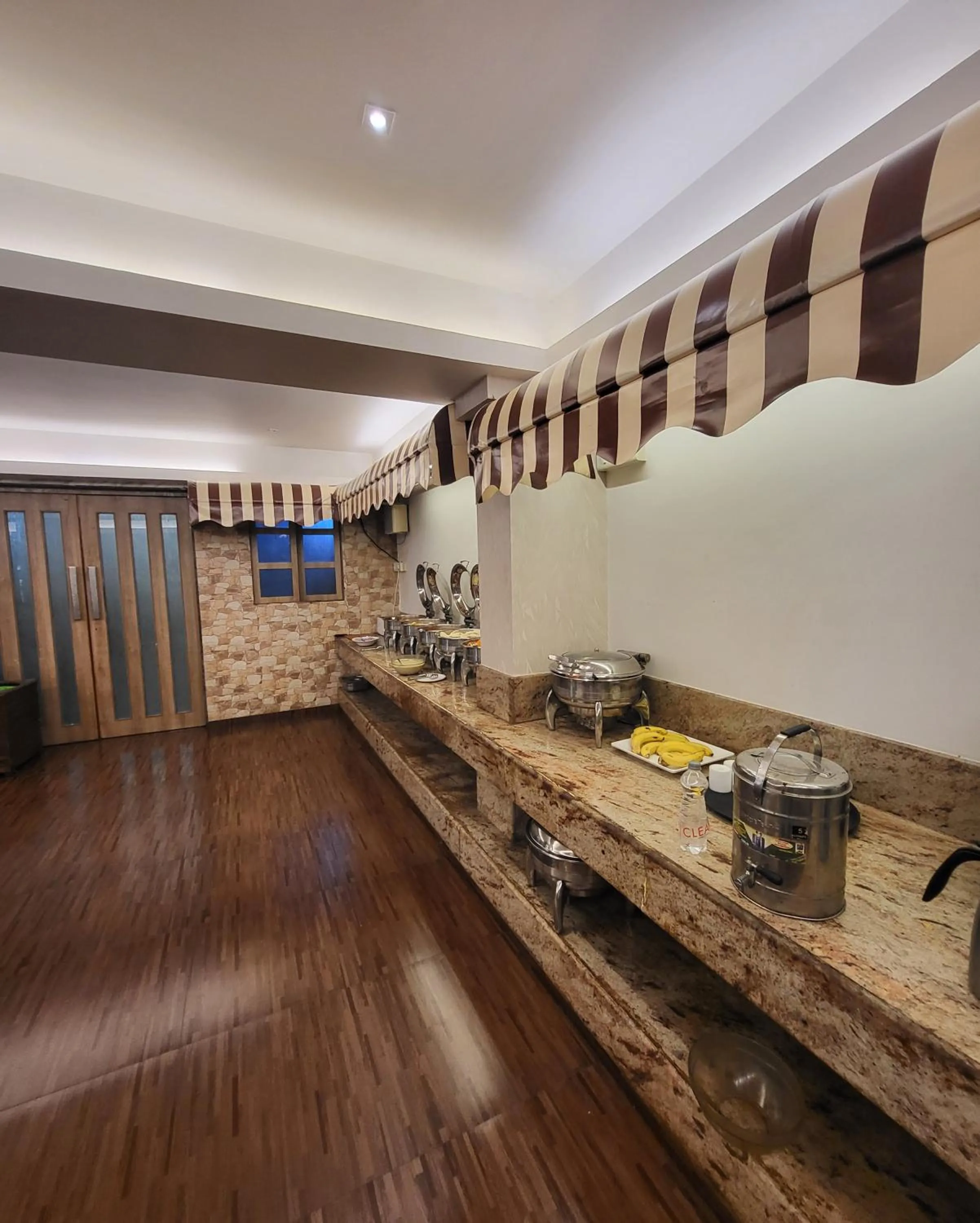 Food and drinks in Hotel Maharana Inn Chembur