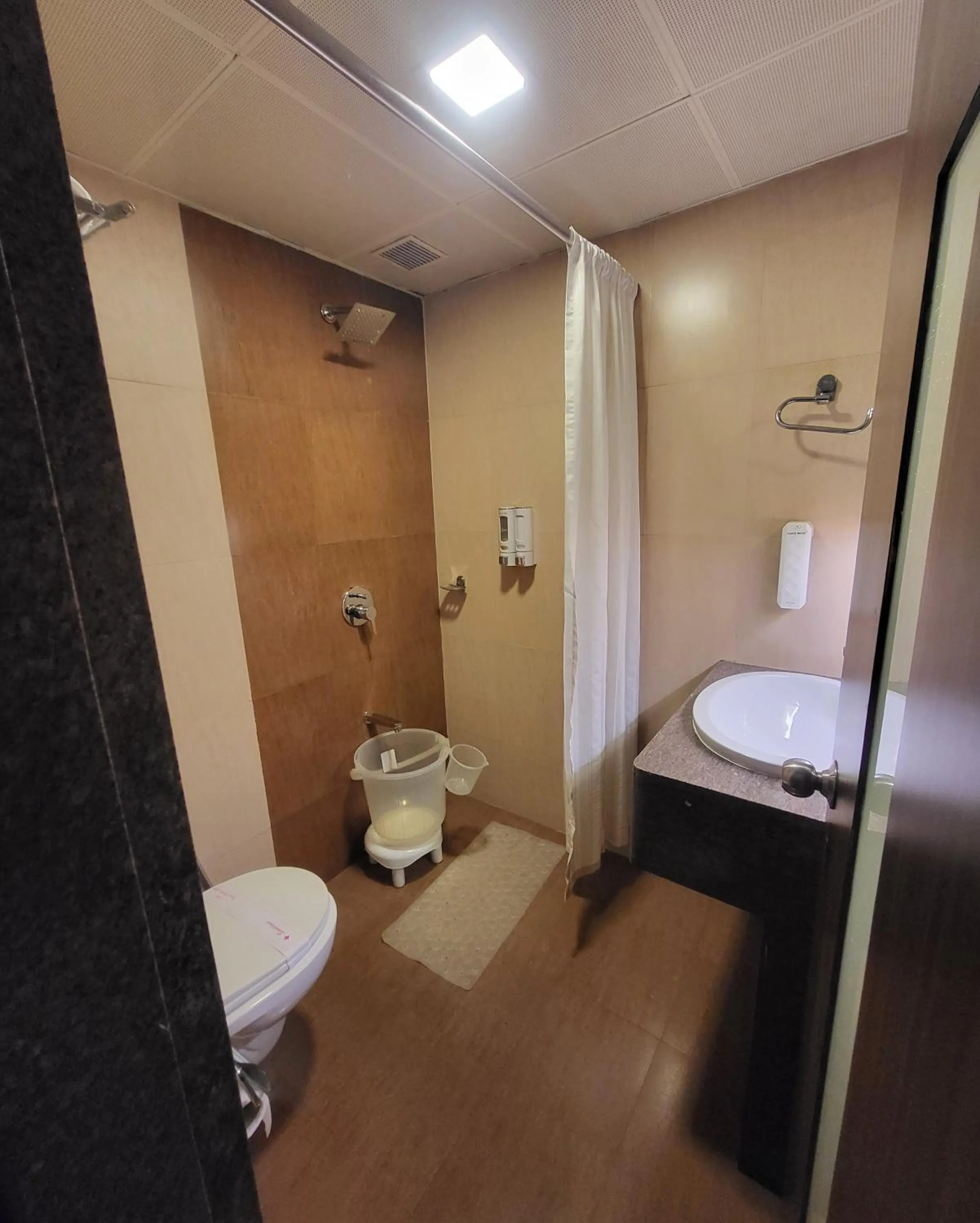 Shower in Hotel Maharana Inn Chembur