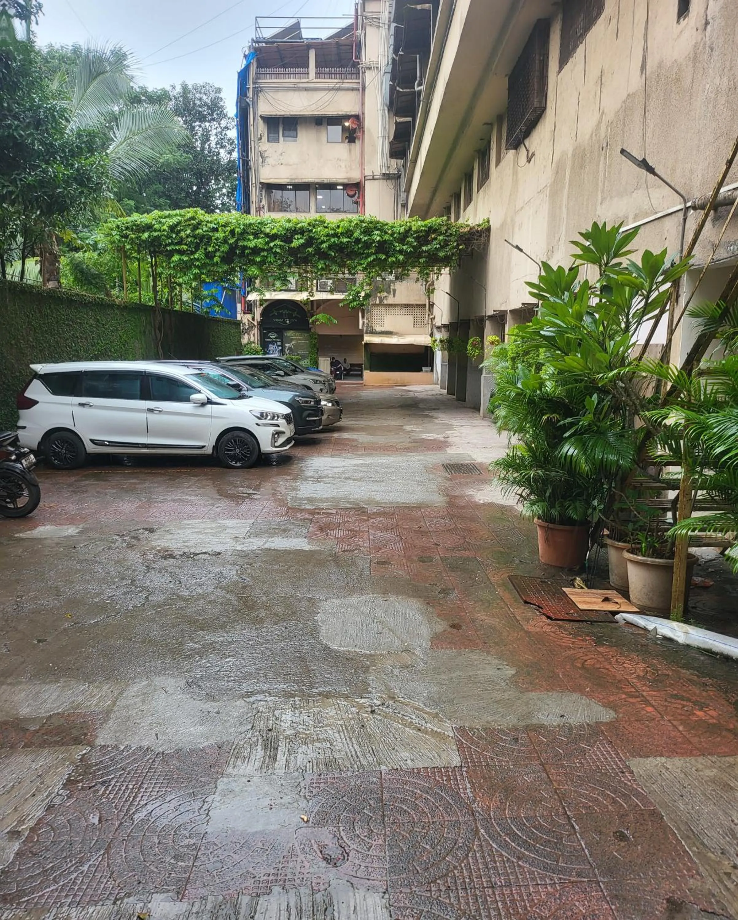 Parking in Hotel Maharana Inn Chembur