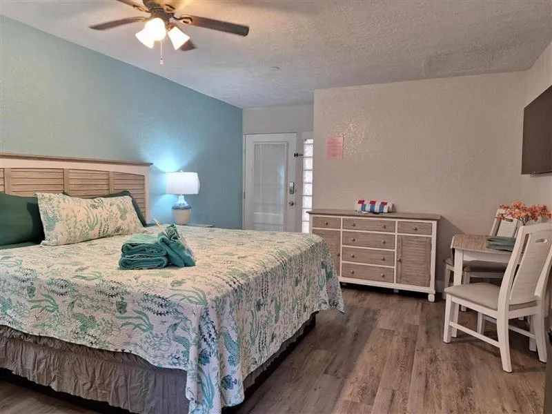 Bed in Blind Pass Resort Motel