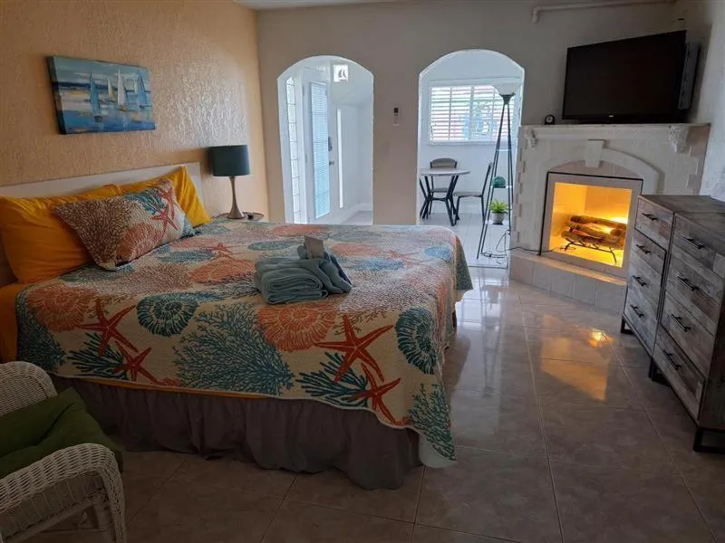 Bed in Blind Pass Resort Motel