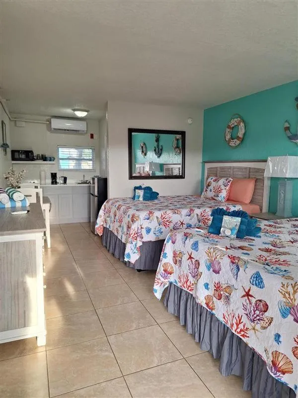 Bed in Blind Pass Resort Motel