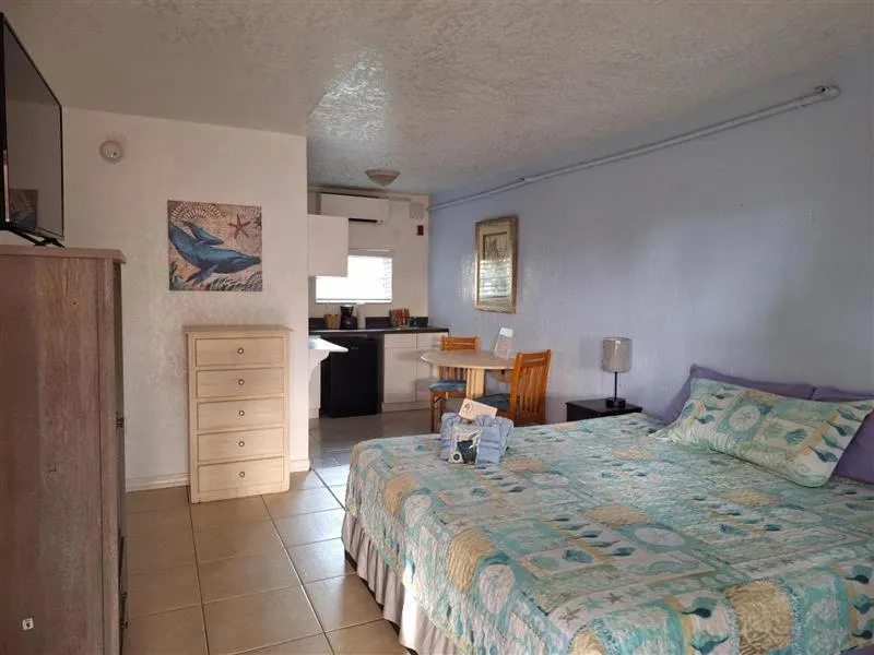 Bed in Blind Pass Resort Motel