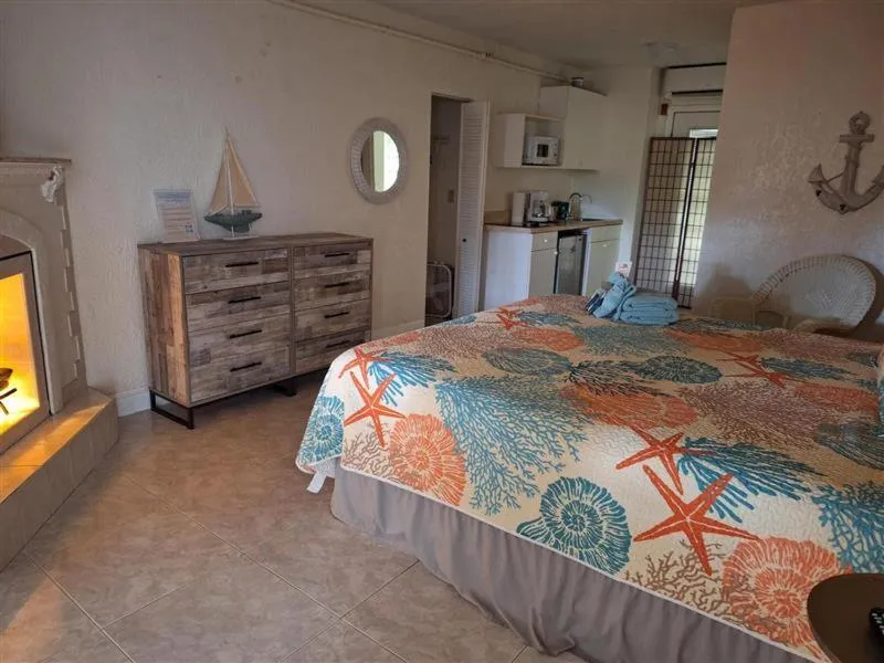 Bed in Blind Pass Resort Motel