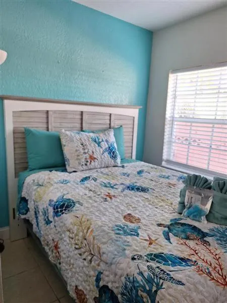 Bed in Blind Pass Resort Motel