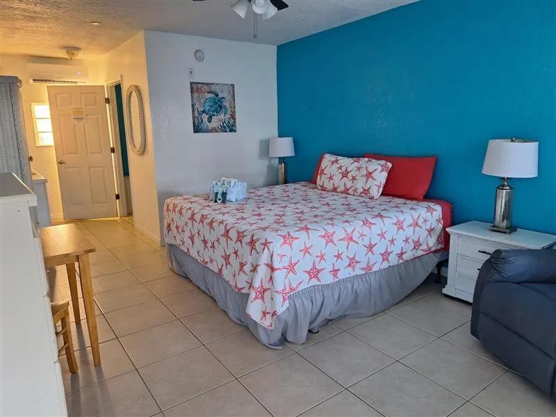 Photo of the whole room, Bed in Blind Pass Resort Motel