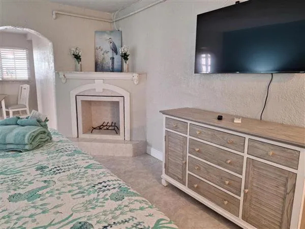 Bed in Blind Pass Resort Motel