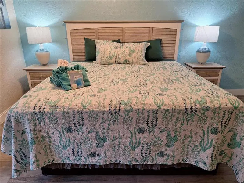 Bed in Blind Pass Resort Motel