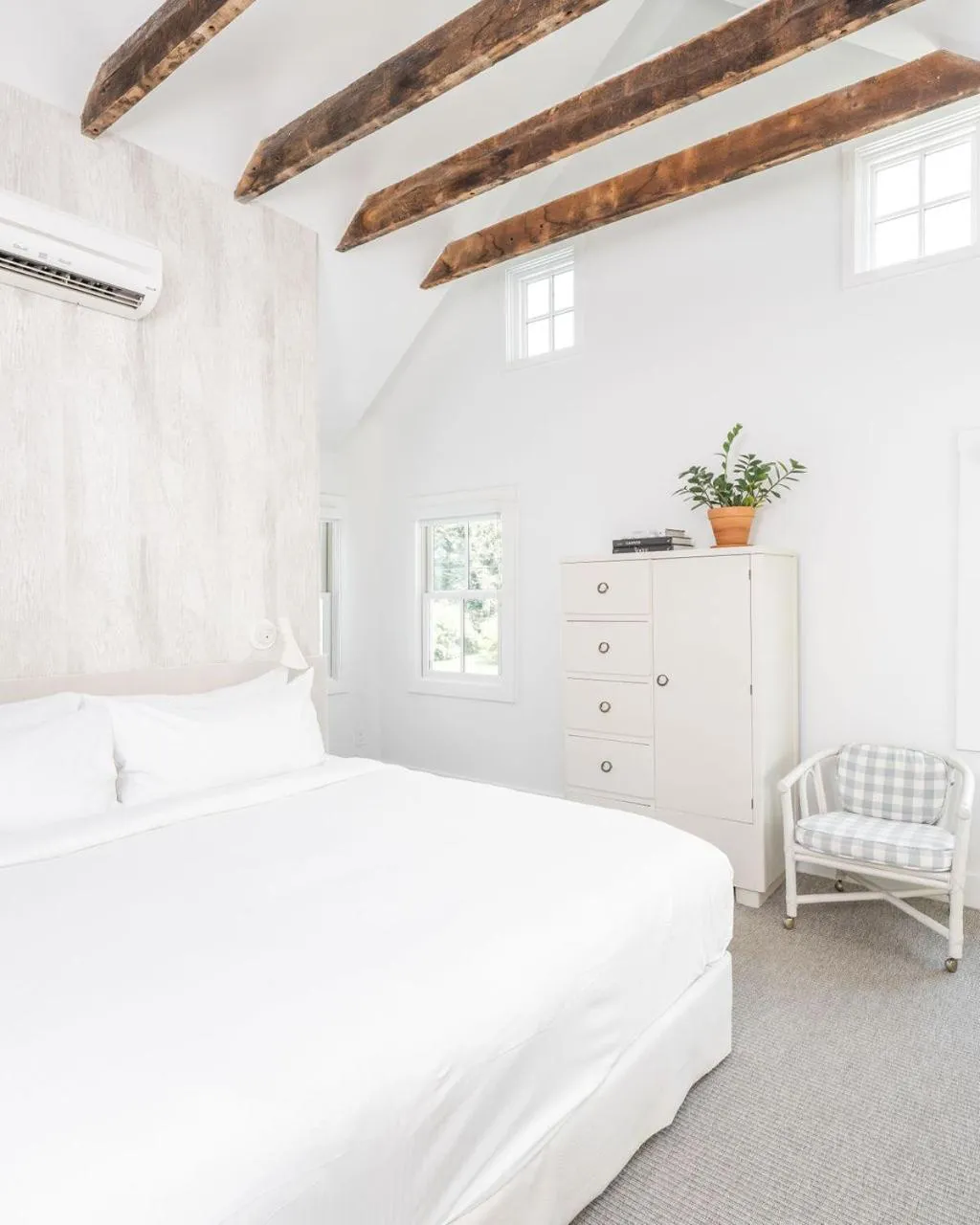 Bed in White Moose Inn