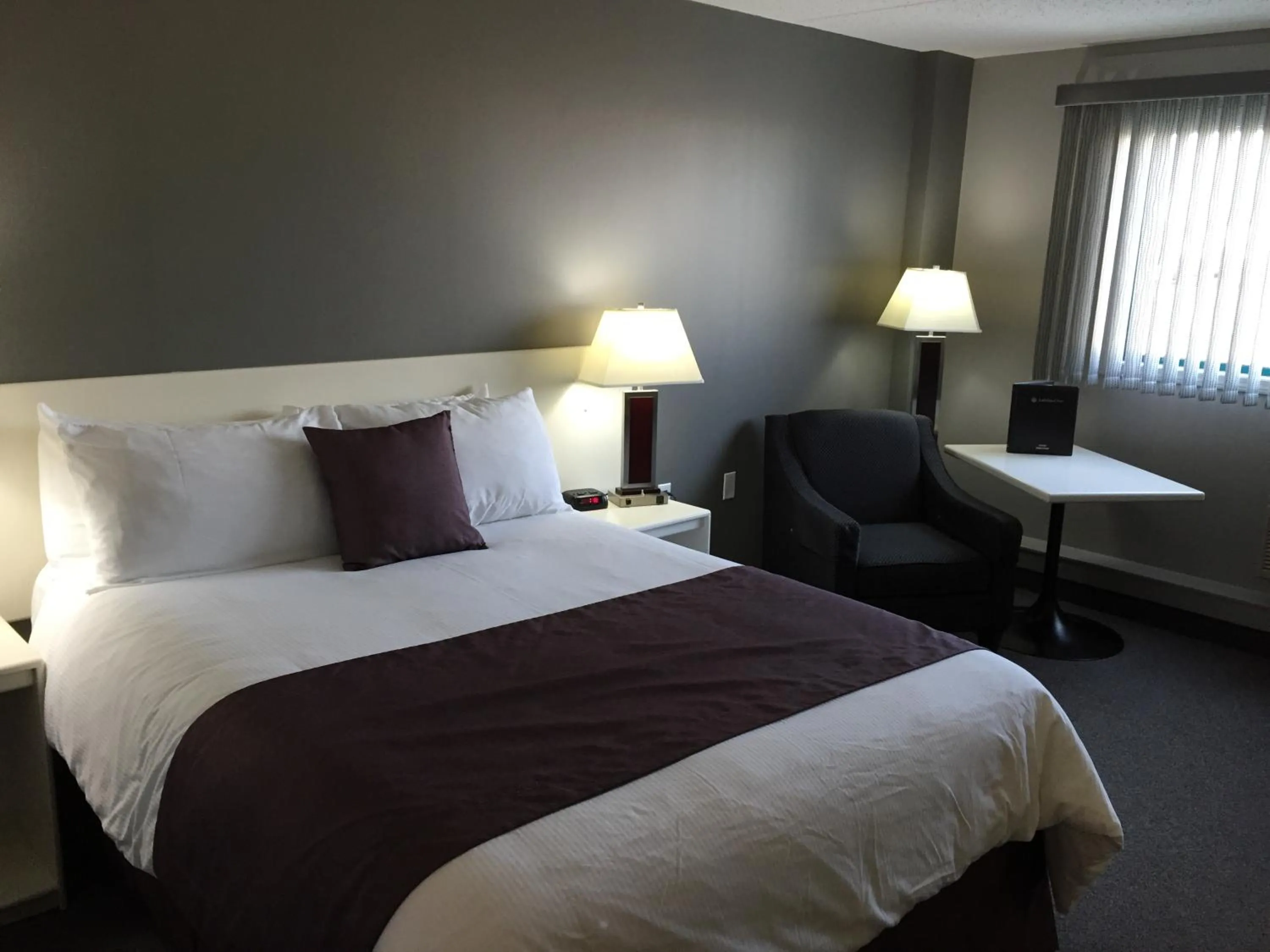 Bedroom, Bed in Lakeland Inn Hotel