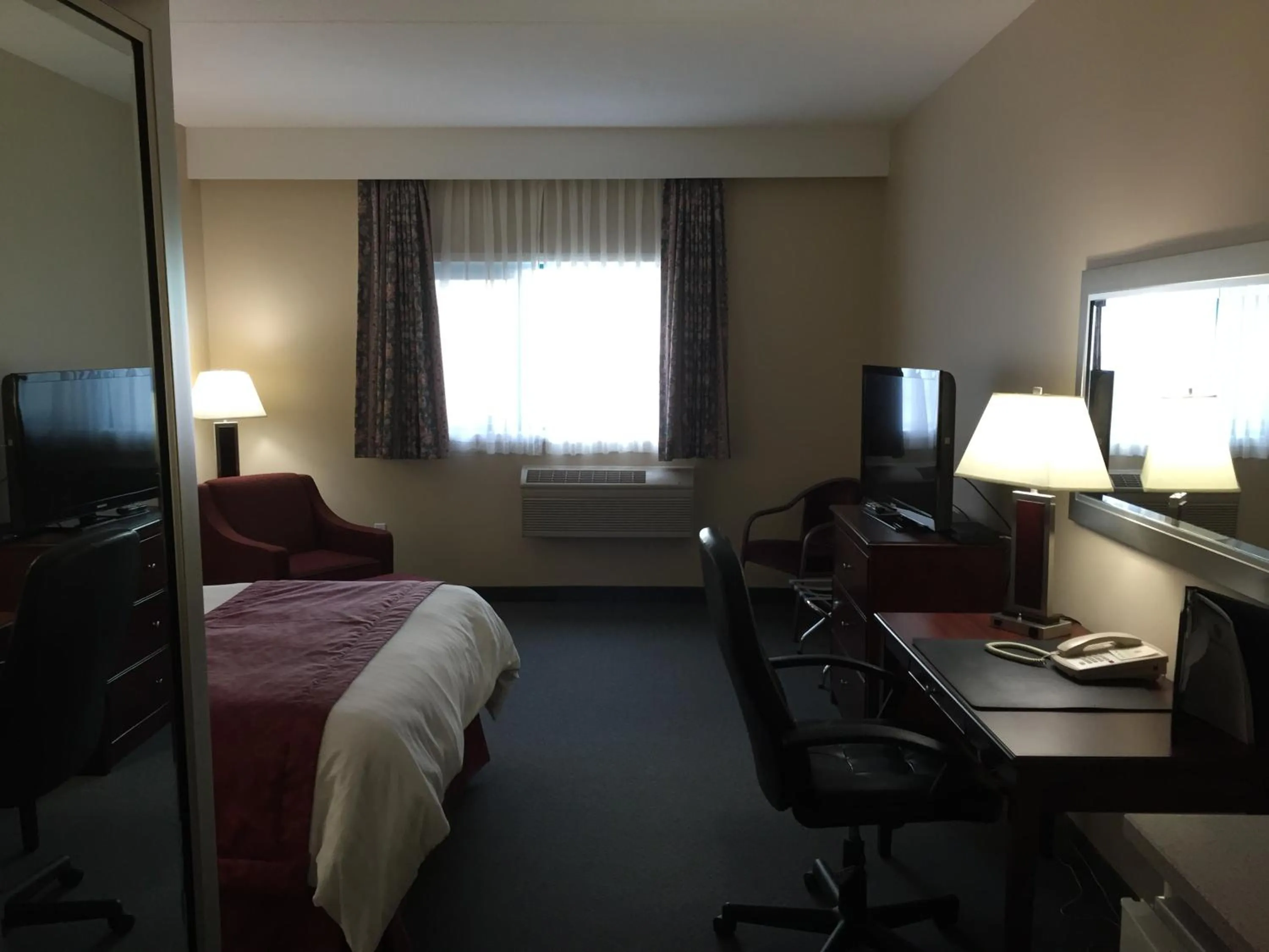 Photo of the whole room, Bed in Lakeland Inn Hotel