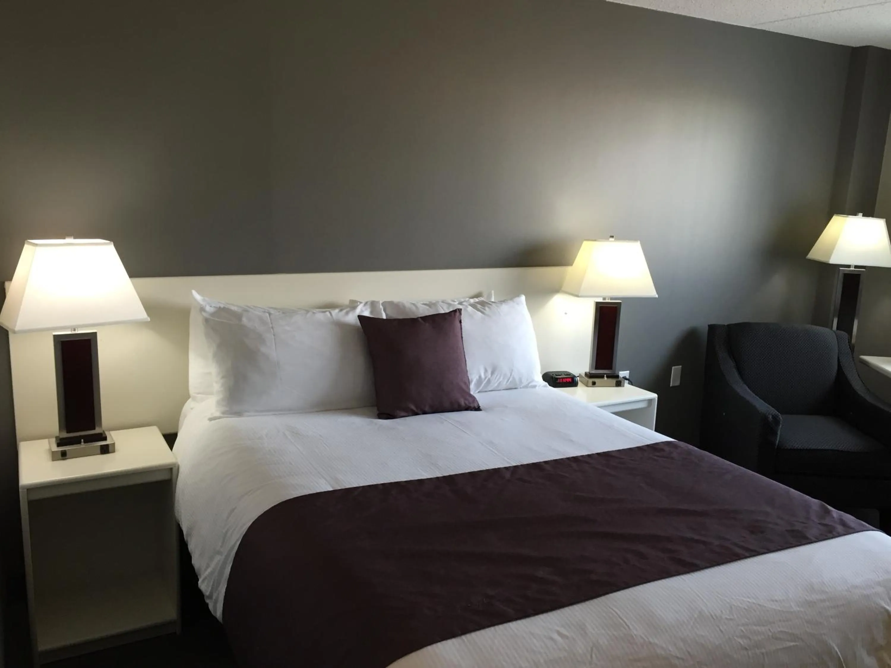 Photo of the whole room, Bed in Lakeland Inn Hotel