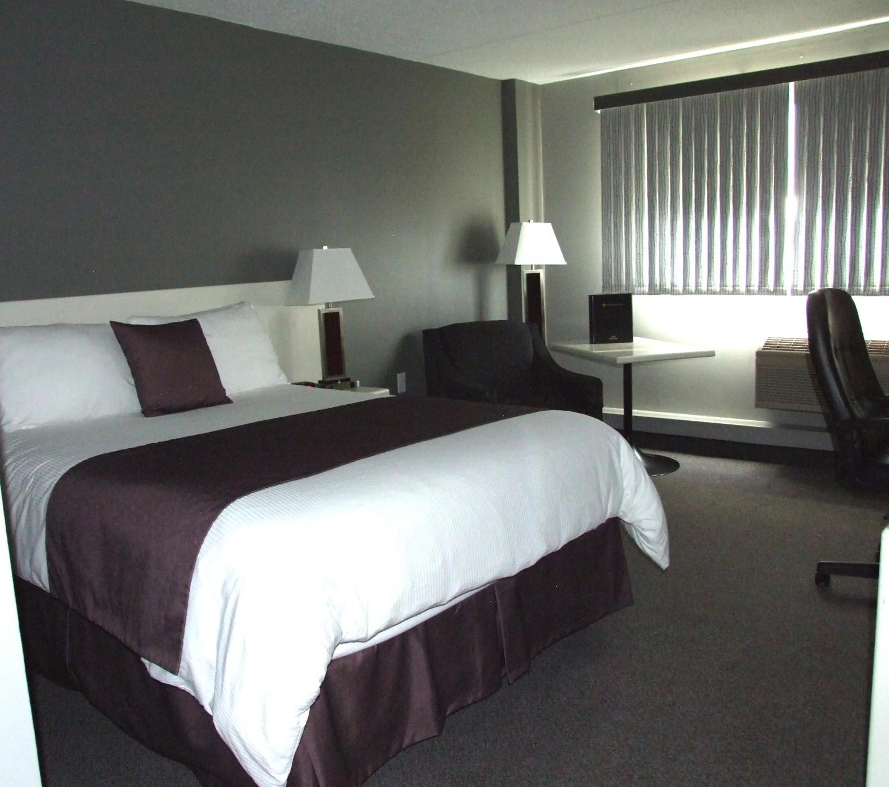 Bedroom, Bed in Lakeland Inn Hotel