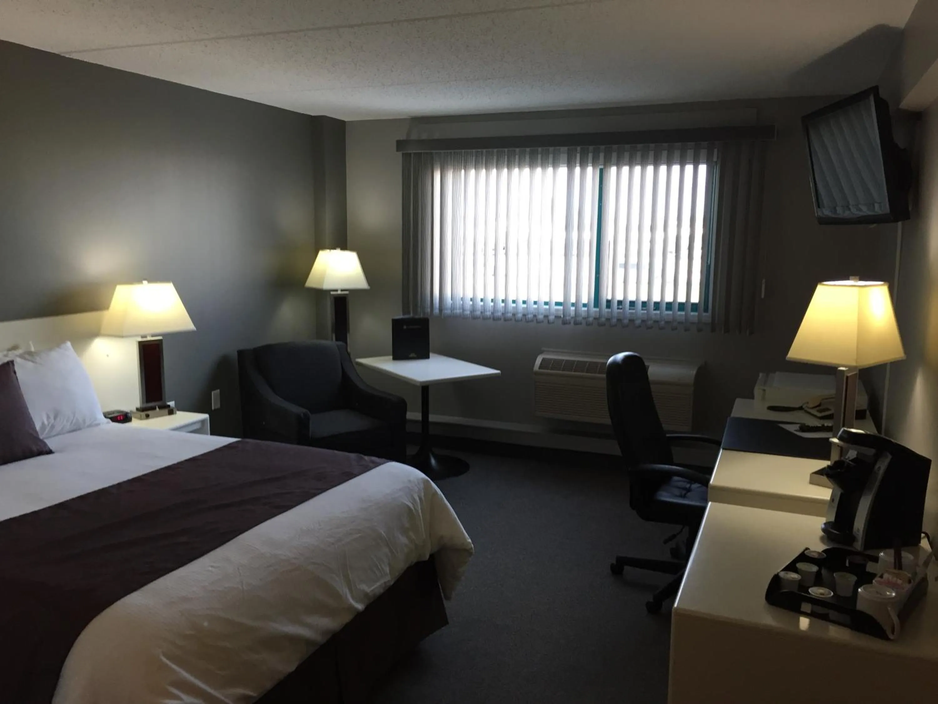 Photo of the whole room, Bed in Lakeland Inn Hotel