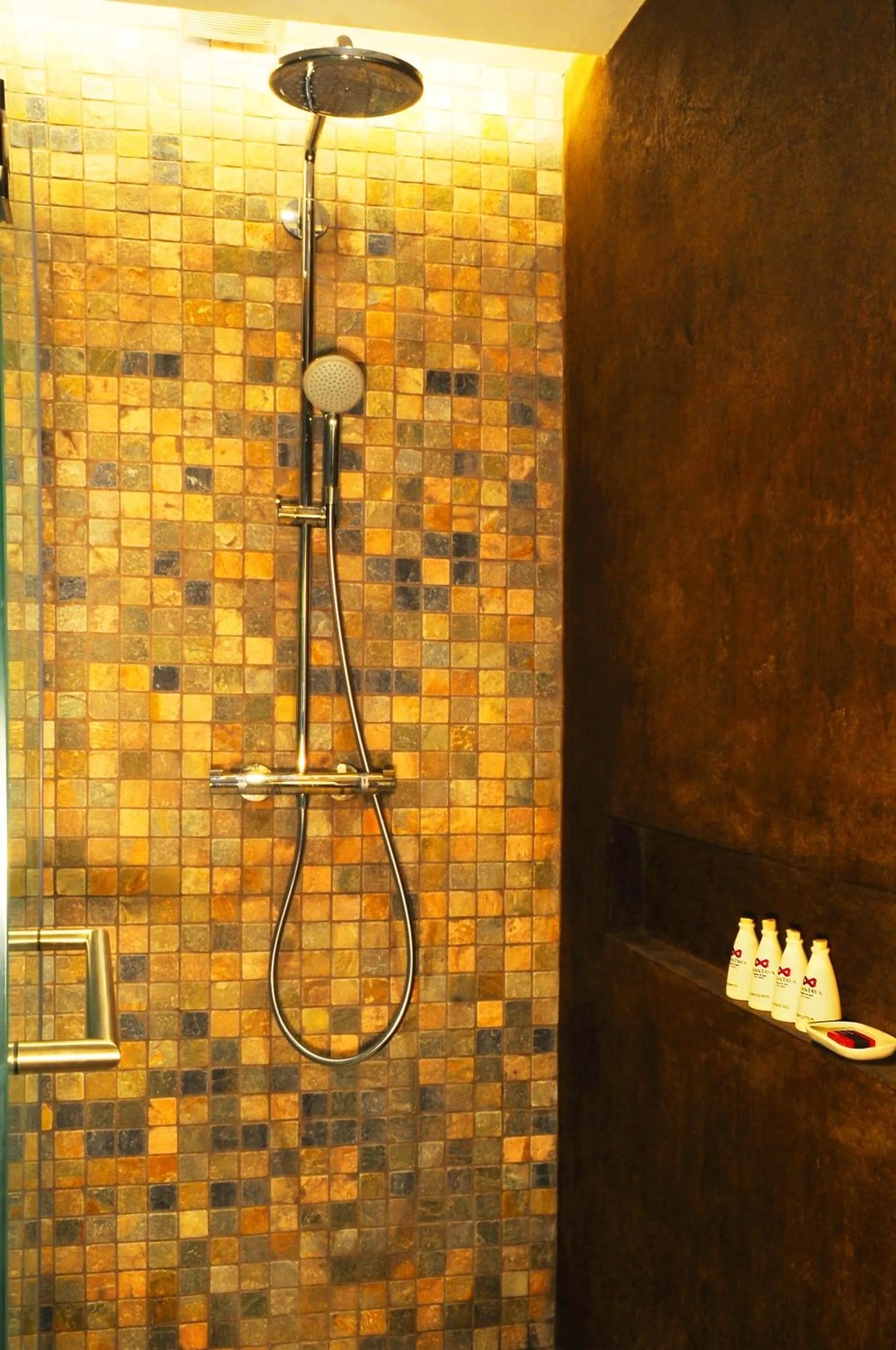Shower in Anantaya Resort and Spa Passikudah