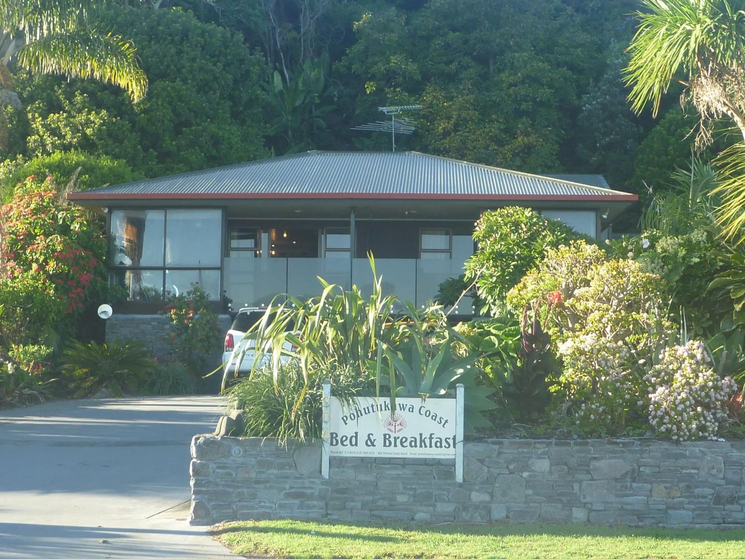Facade/entrance in Pohutukawa Coast BnB