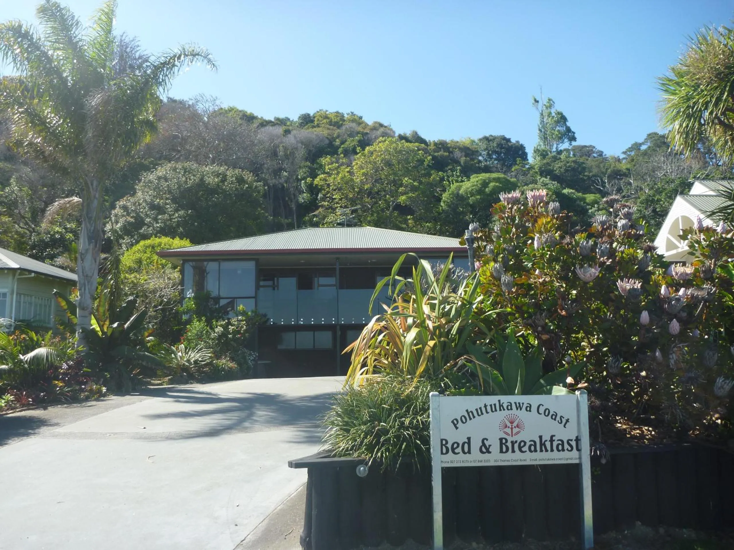 Facade/entrance in Pohutukawa Coast BnB