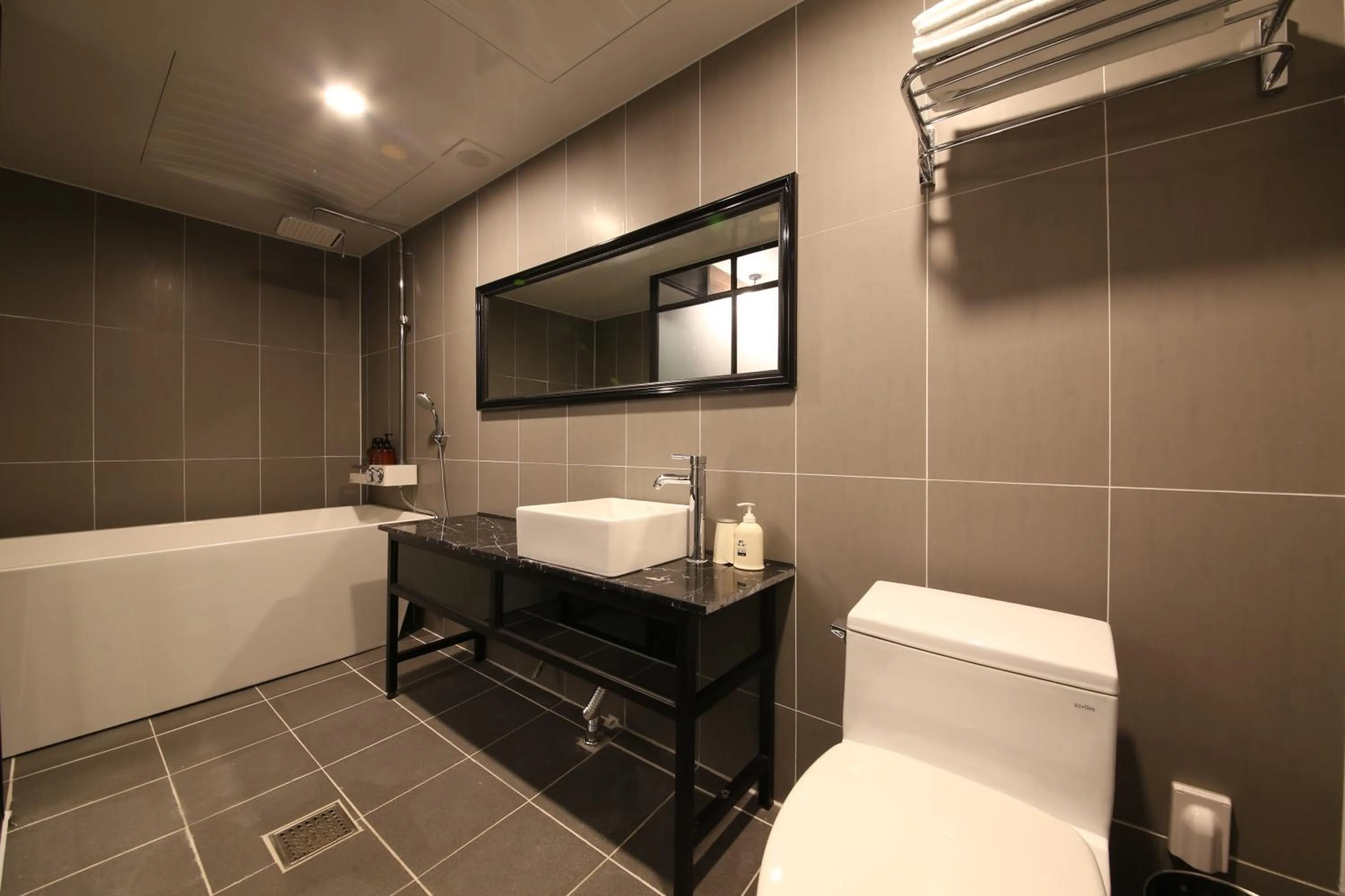 Shower in The Last Hotel Nampo