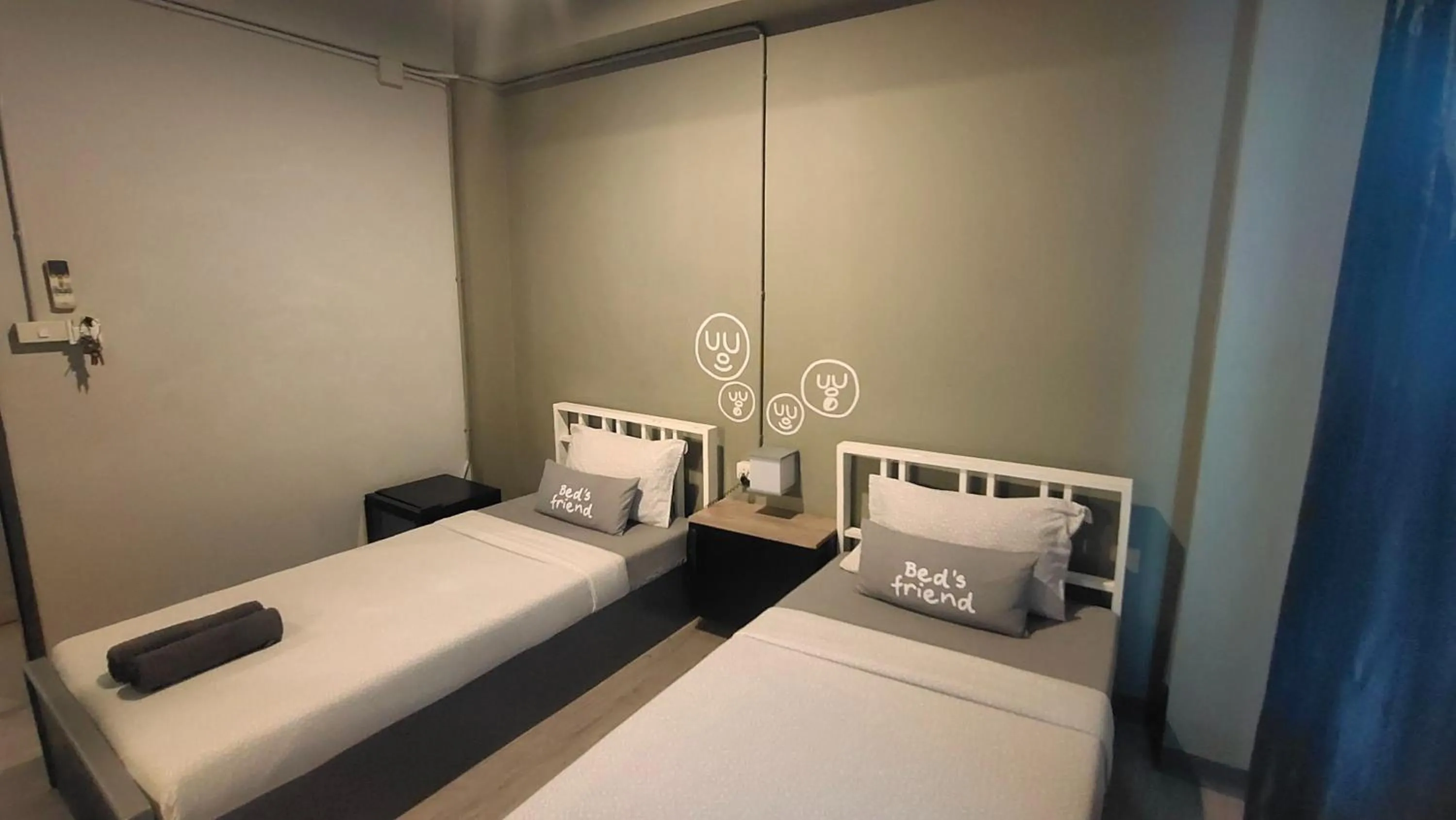 Bedroom, Bed in Bed's Friend