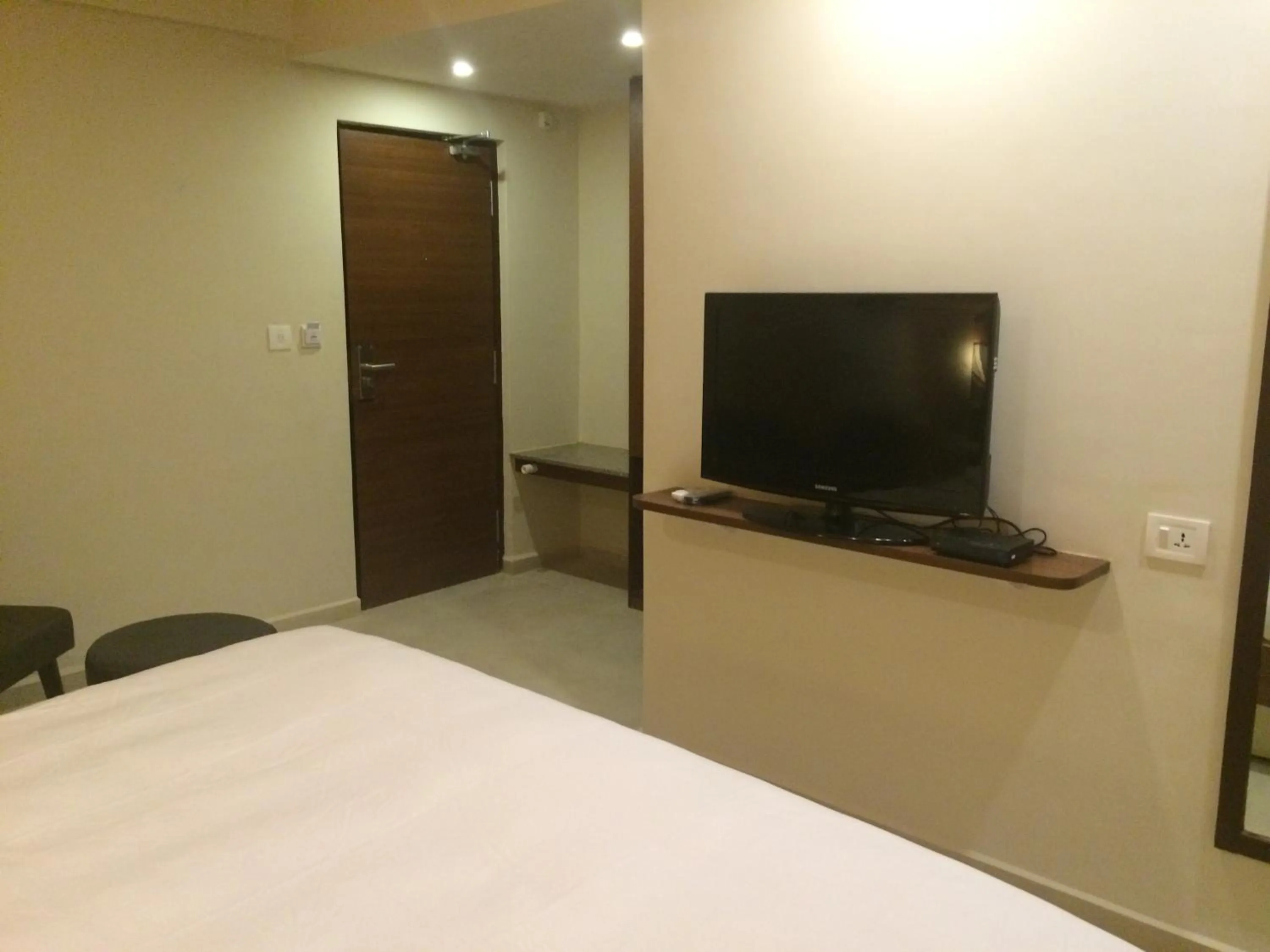 TV and multimedia, Bed in Best Western Alkapuri, Vadodara