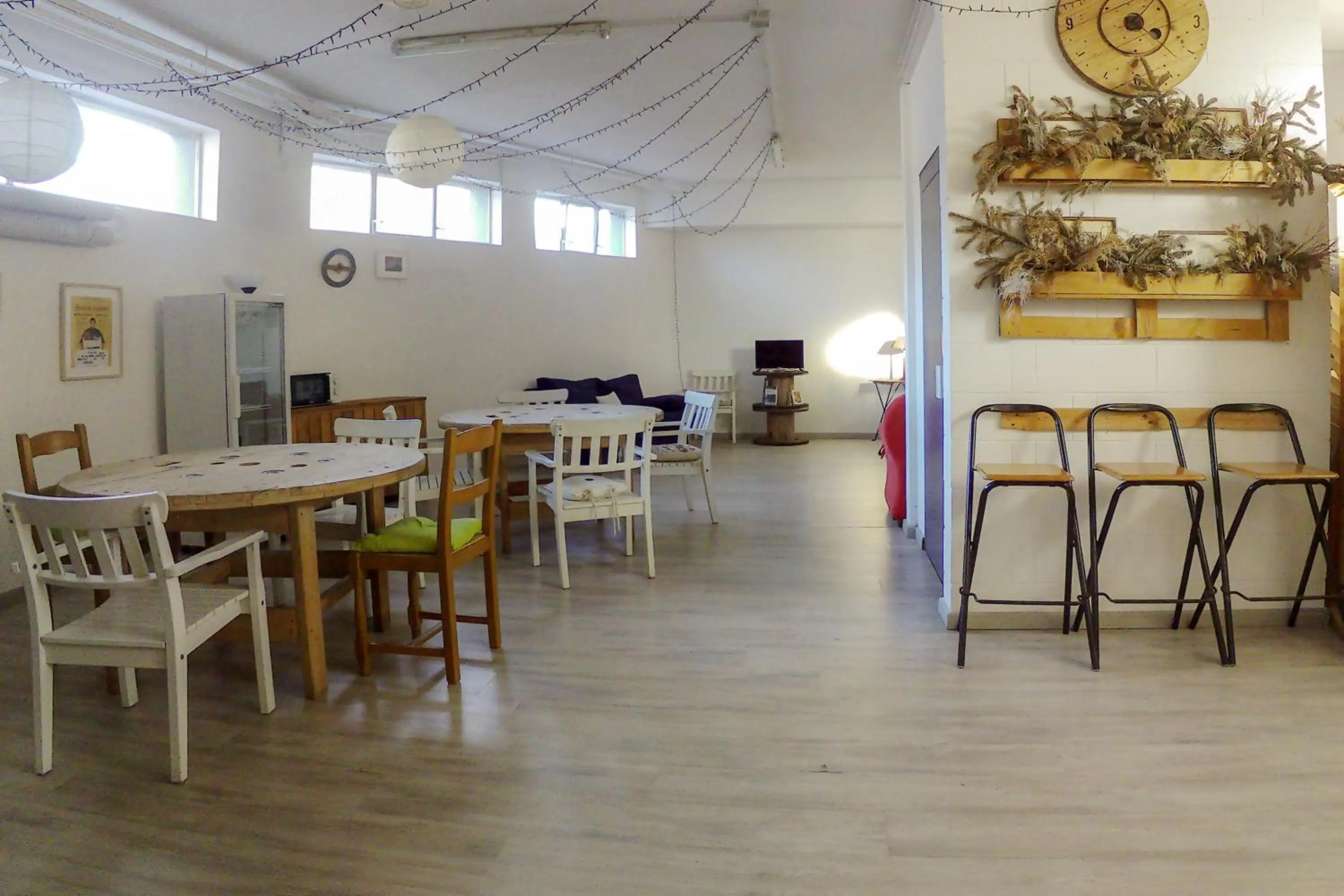 Communal lounge/ TV room in La Cordata Accommodation - Woodhouse Bike Hotel