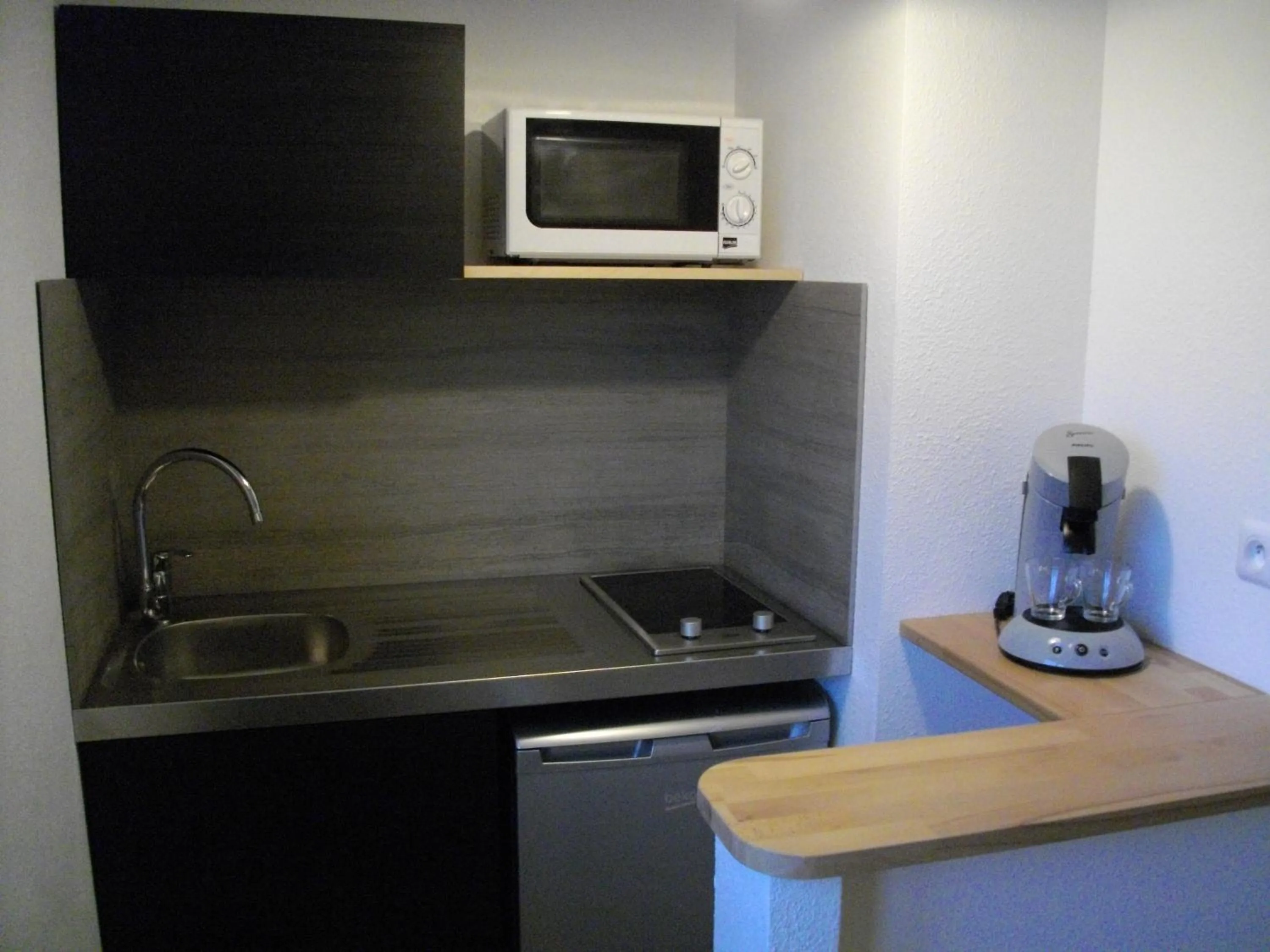 Coffee/tea facilities in Appart'hotel Residella House Room & Kitchen Avignon Le Pontet