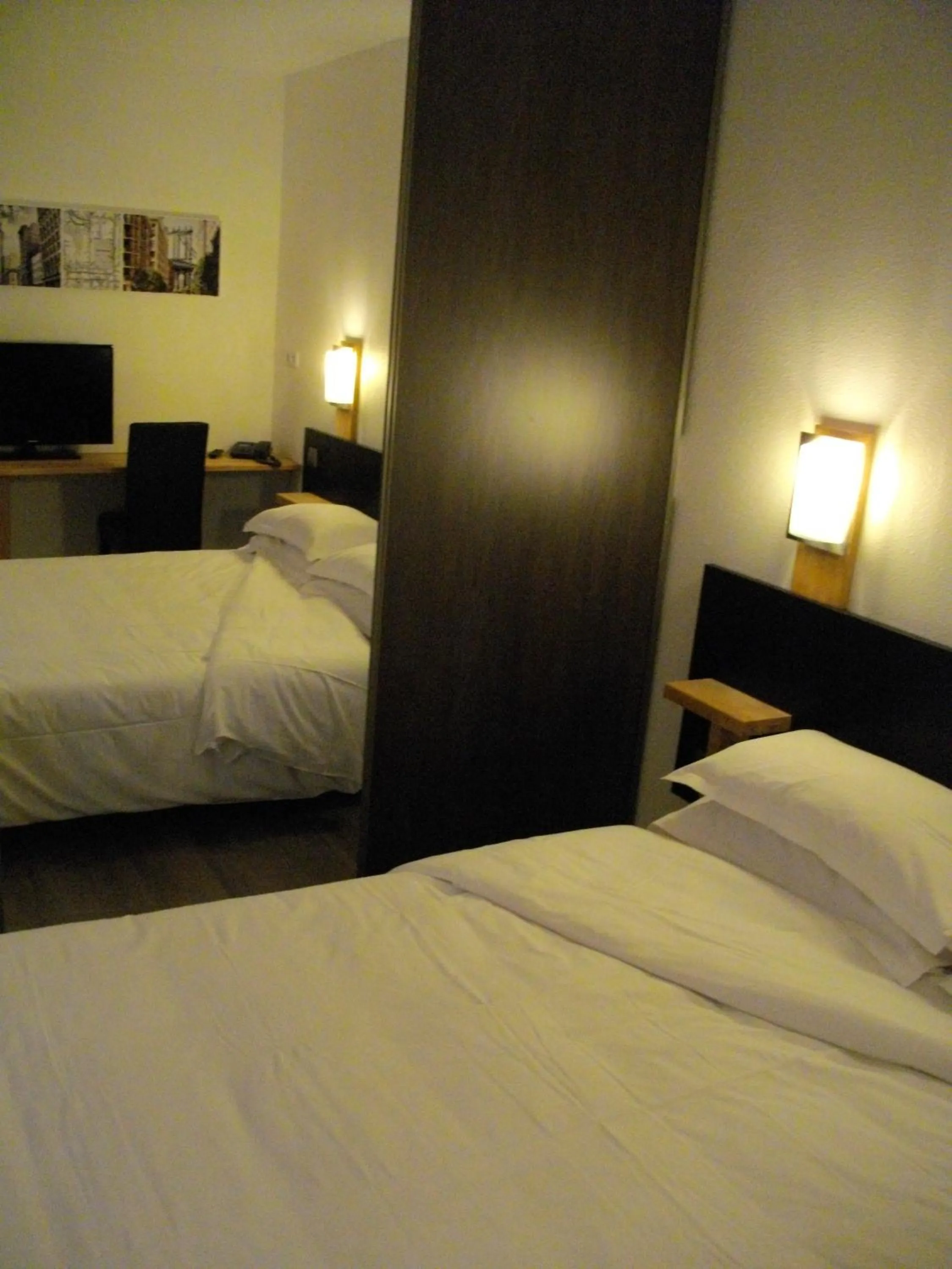 Decorative detail, Bed in Appart'hotel Residella House Room & Kitchen Avignon Le Pontet