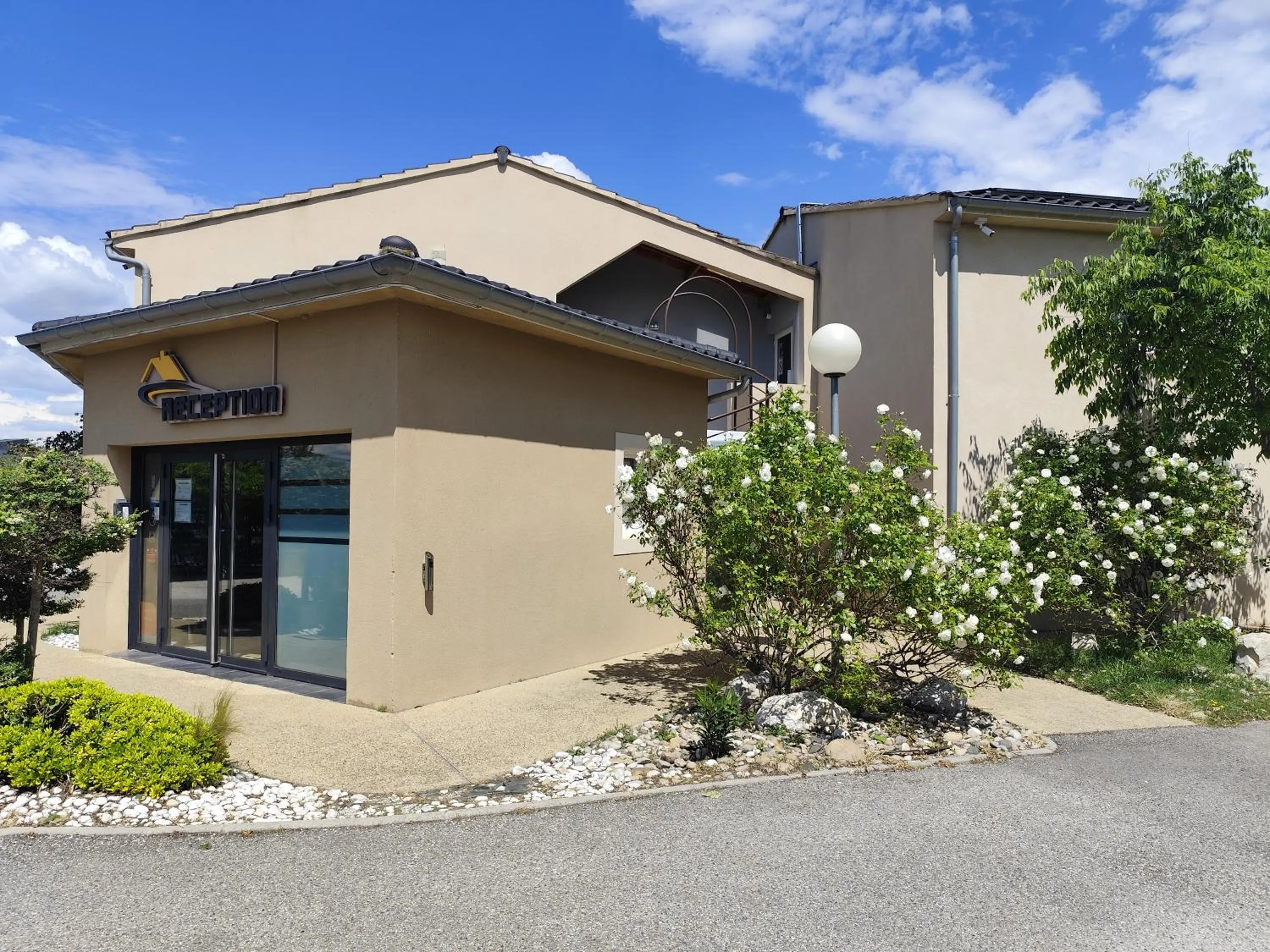 Property building in Appart'hotel Residella House Room & Kitchen Avignon Le Pontet