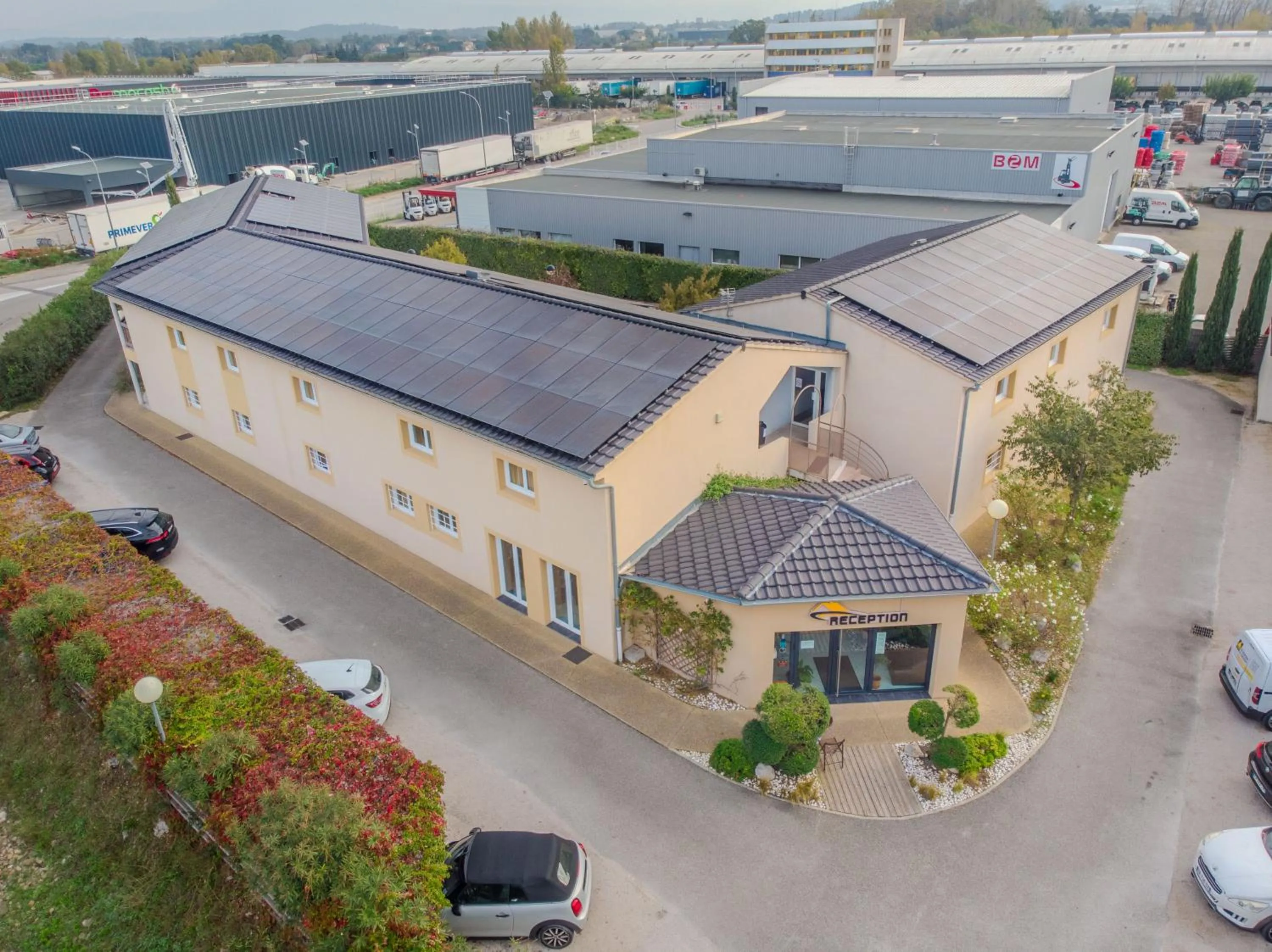 Property building in Appart'hotel Residella House Room & Kitchen Avignon Le Pontet