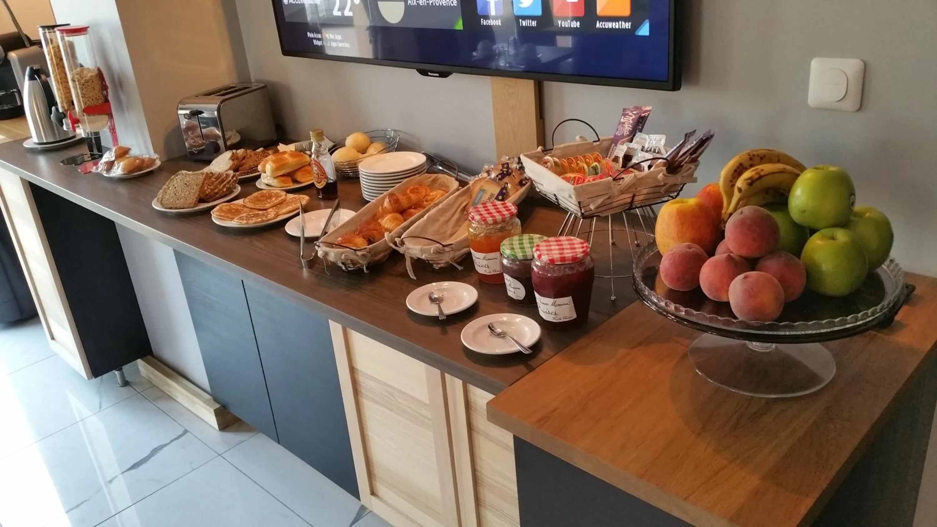 Breakfast in Appart'hotel Residella House Room & Kitchen Avignon Le Pontet
