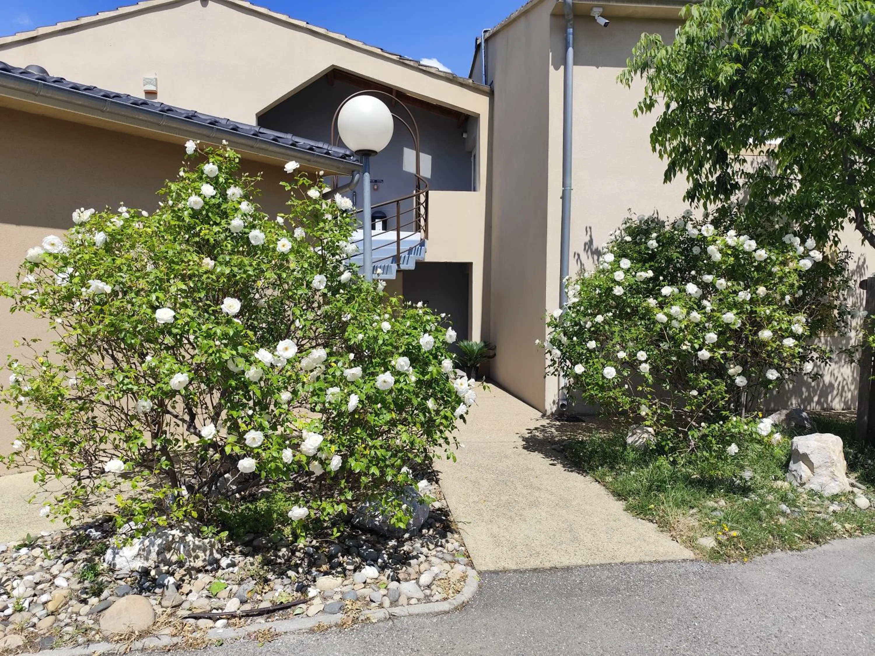 Property building in Appart'hotel Residella House Room & Kitchen Avignon Le Pontet