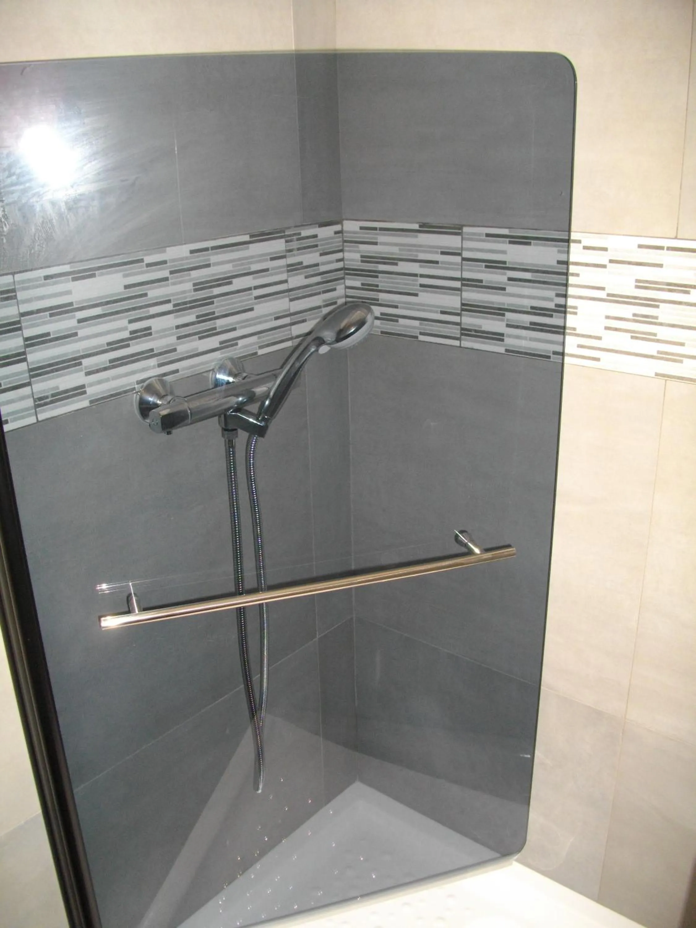 Shower in Appart'hotel Residella House Room & Kitchen Avignon Le Pontet