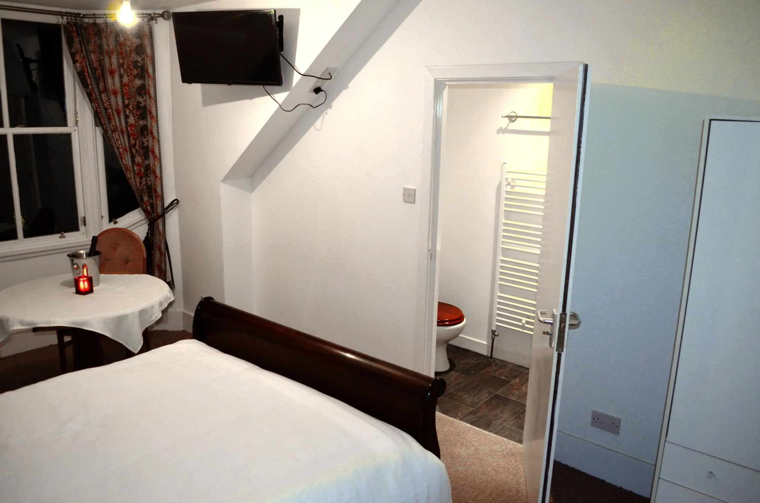 Bedroom, Bed in Tayview Hotel