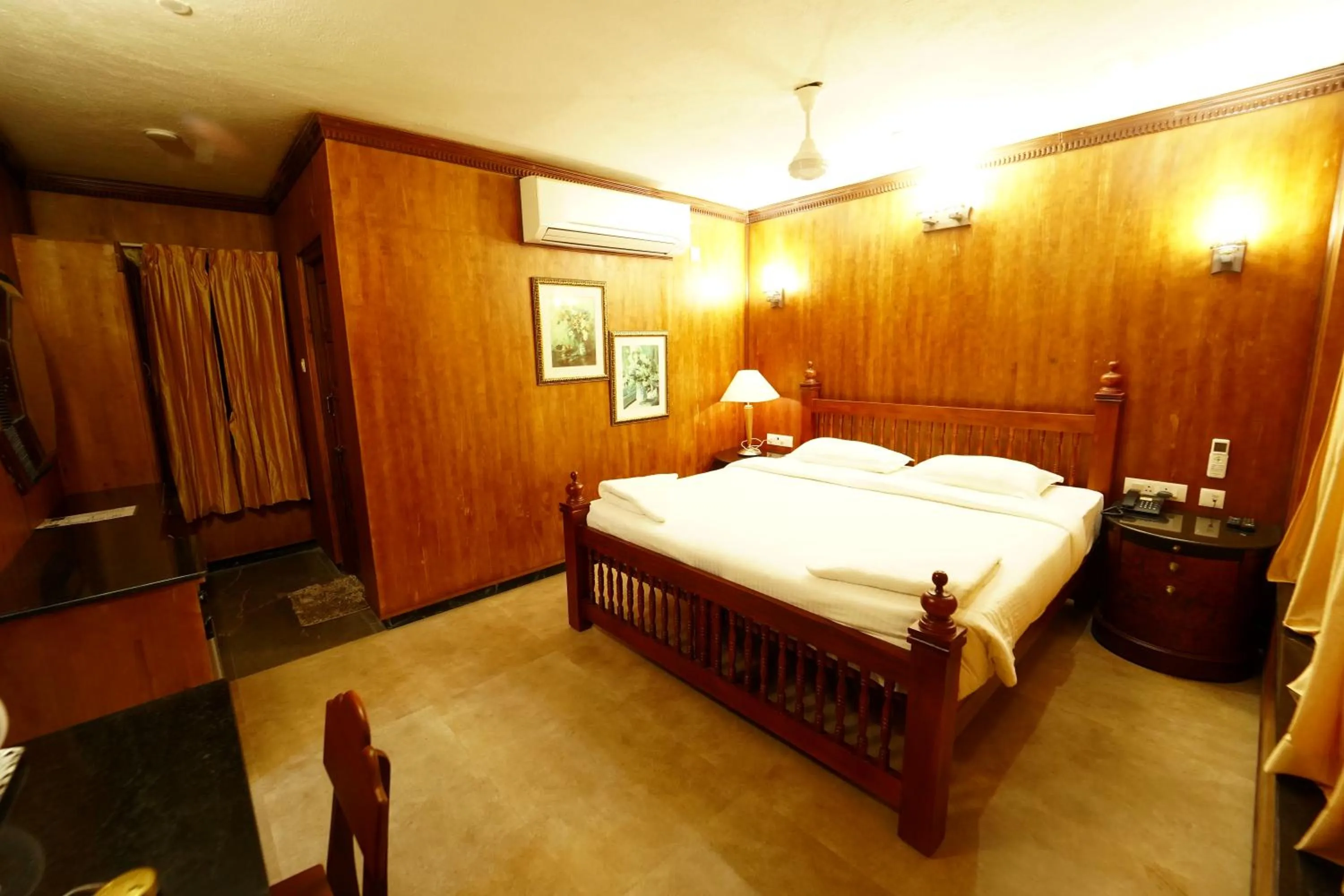 Photo of the whole room, Bed in Hotel Mahabs