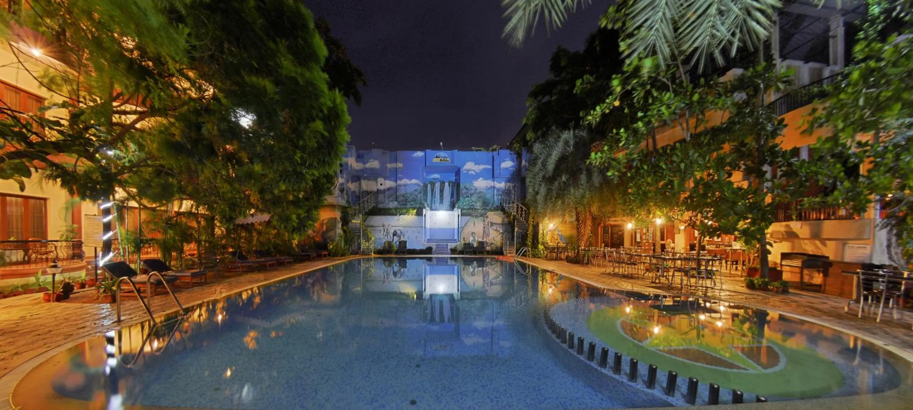 Restaurant/places to eat in Hotel Mahabs