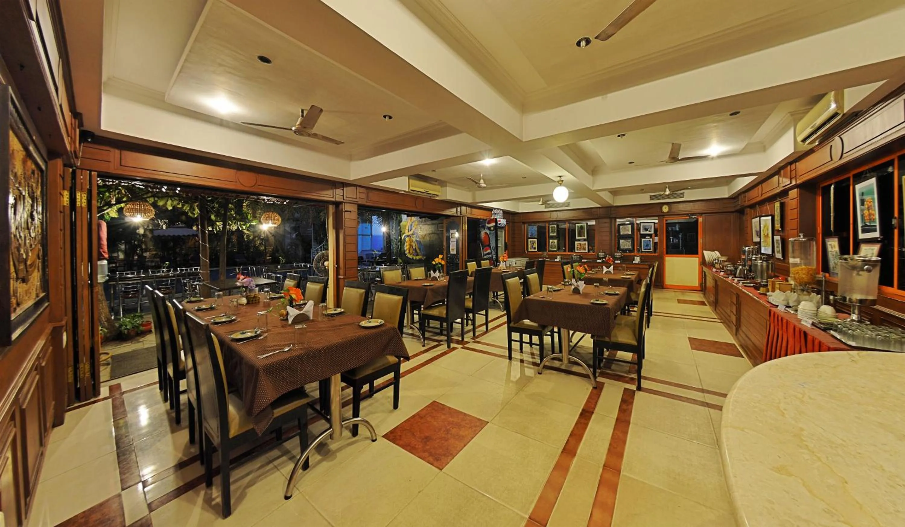 Restaurant/places to eat in Hotel Mahabs