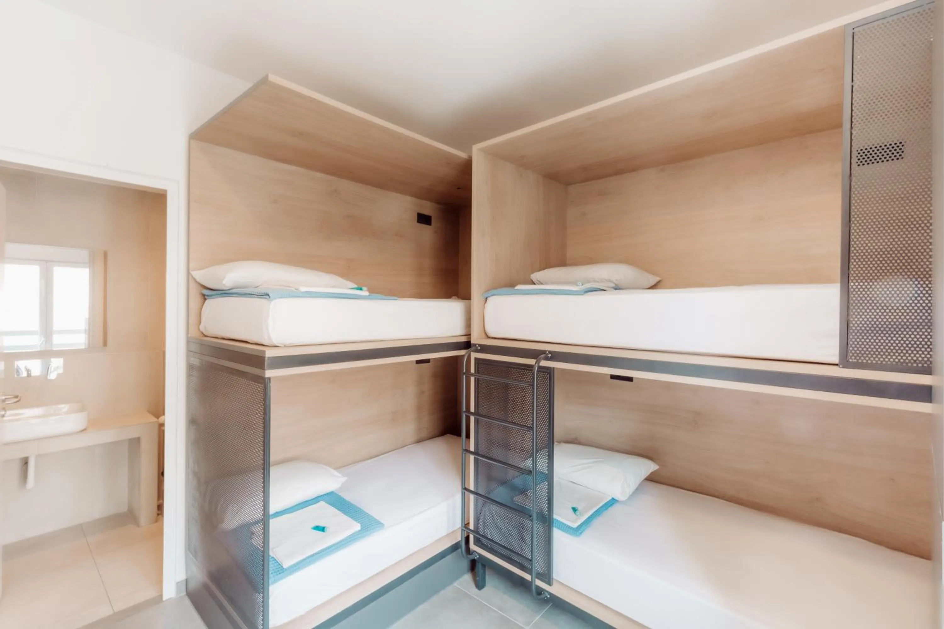 bunk bed, Bed in Athens Backpackers