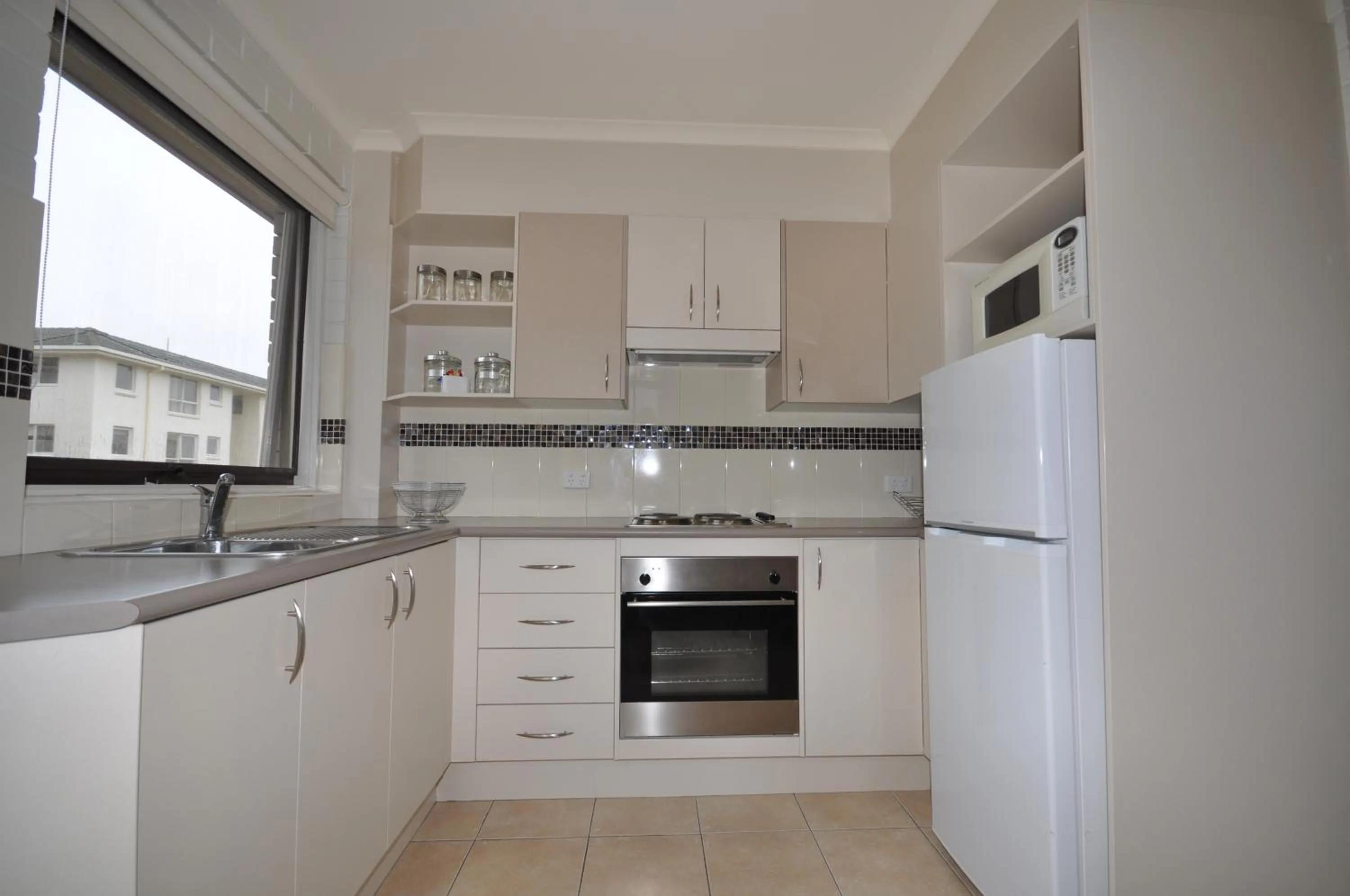 Kitchen or kitchenette in The Sands Holiday Apartments
