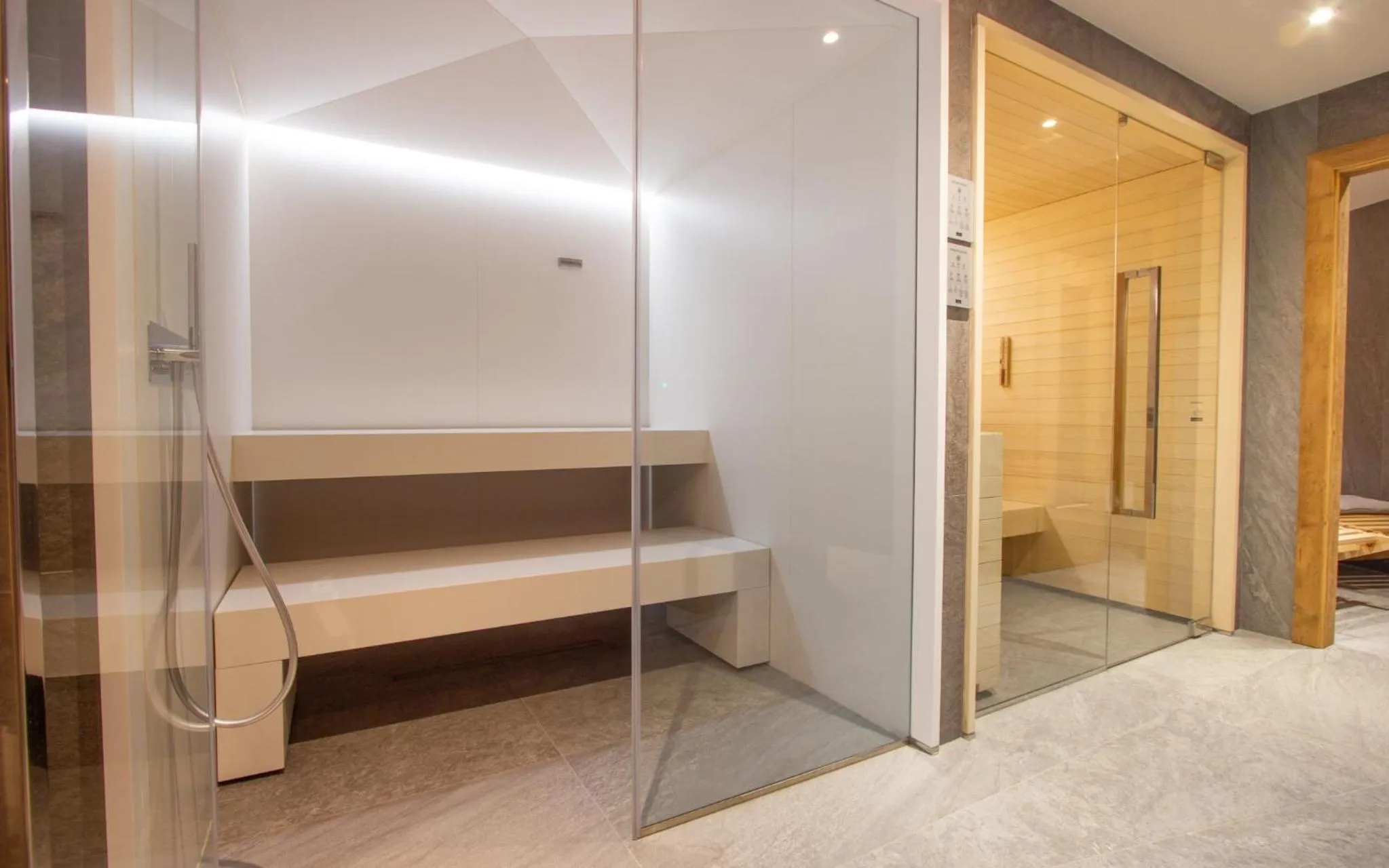 Steam room, Bed in Hotel Cristallo