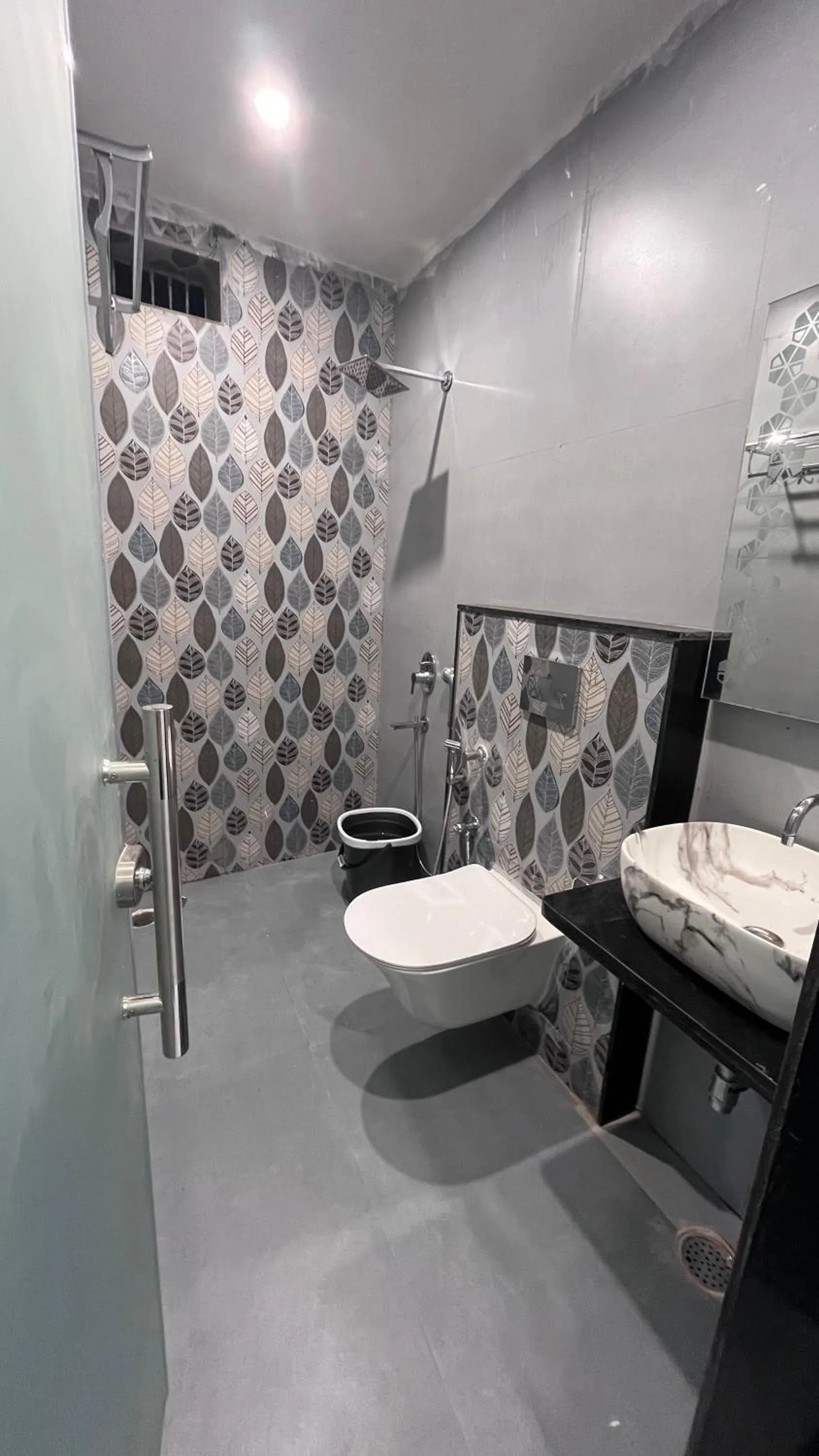 Shower in Hotel Sunset