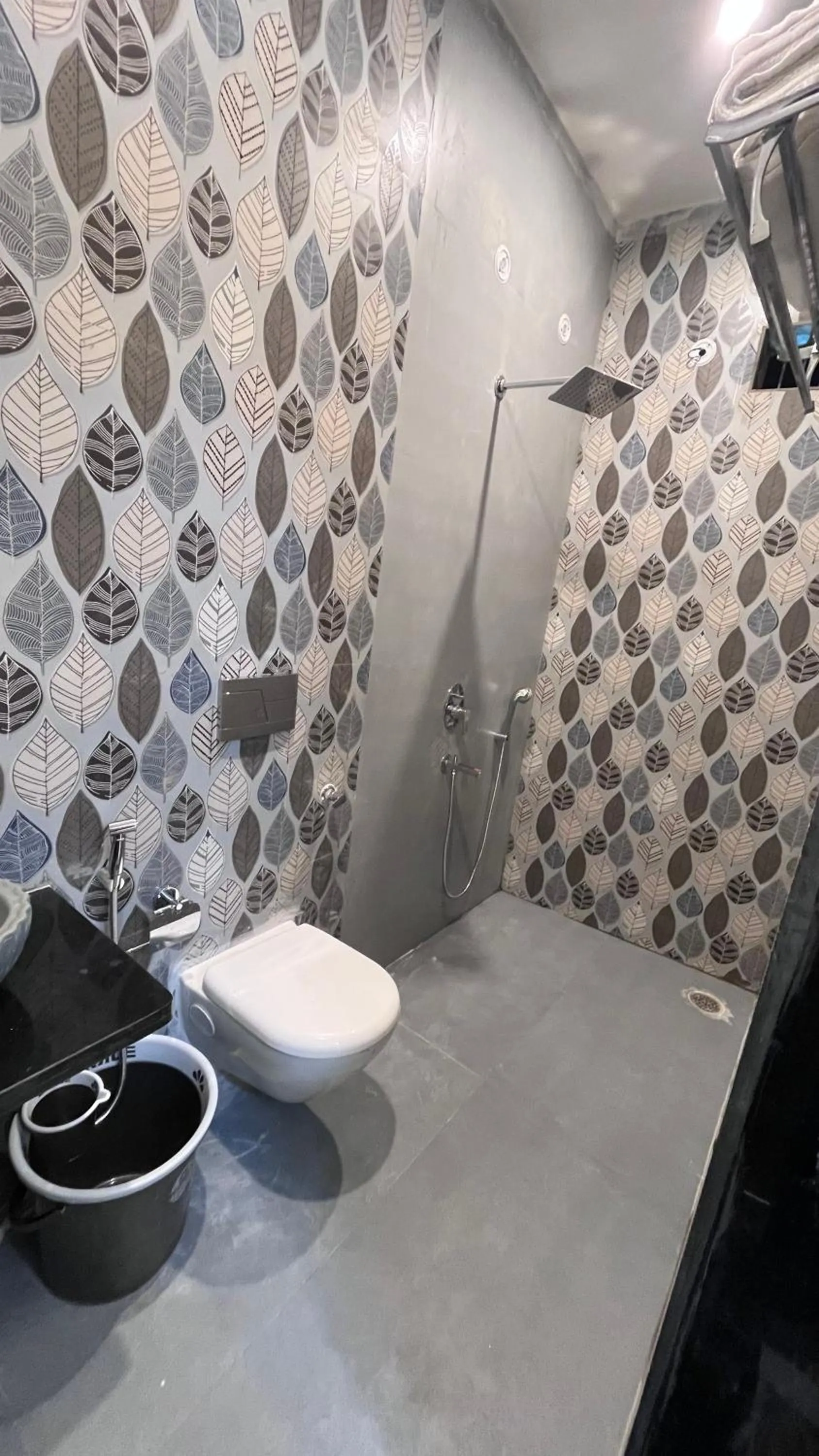 Shower in Hotel Sunset